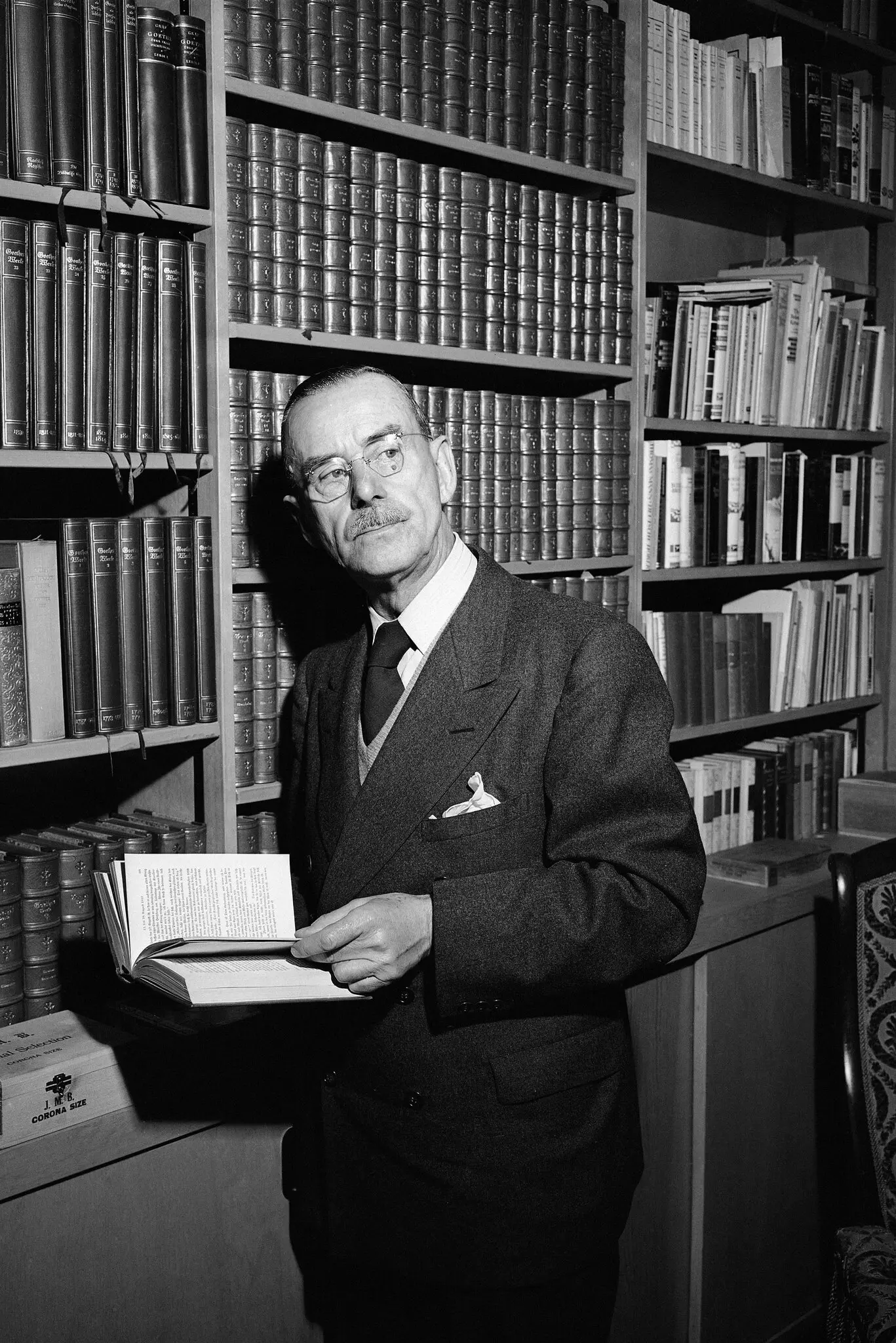 Thomas Mann em 1945. O Sr. Woods traduziu alguns de seus romances mais conhecidos. Revendo sua tradução de “The Magic Mountain”, um crítico disse: “O efeito estético da tradução de Woods é comparável ao criado pelo original”.Crédito...Imprensa Associada