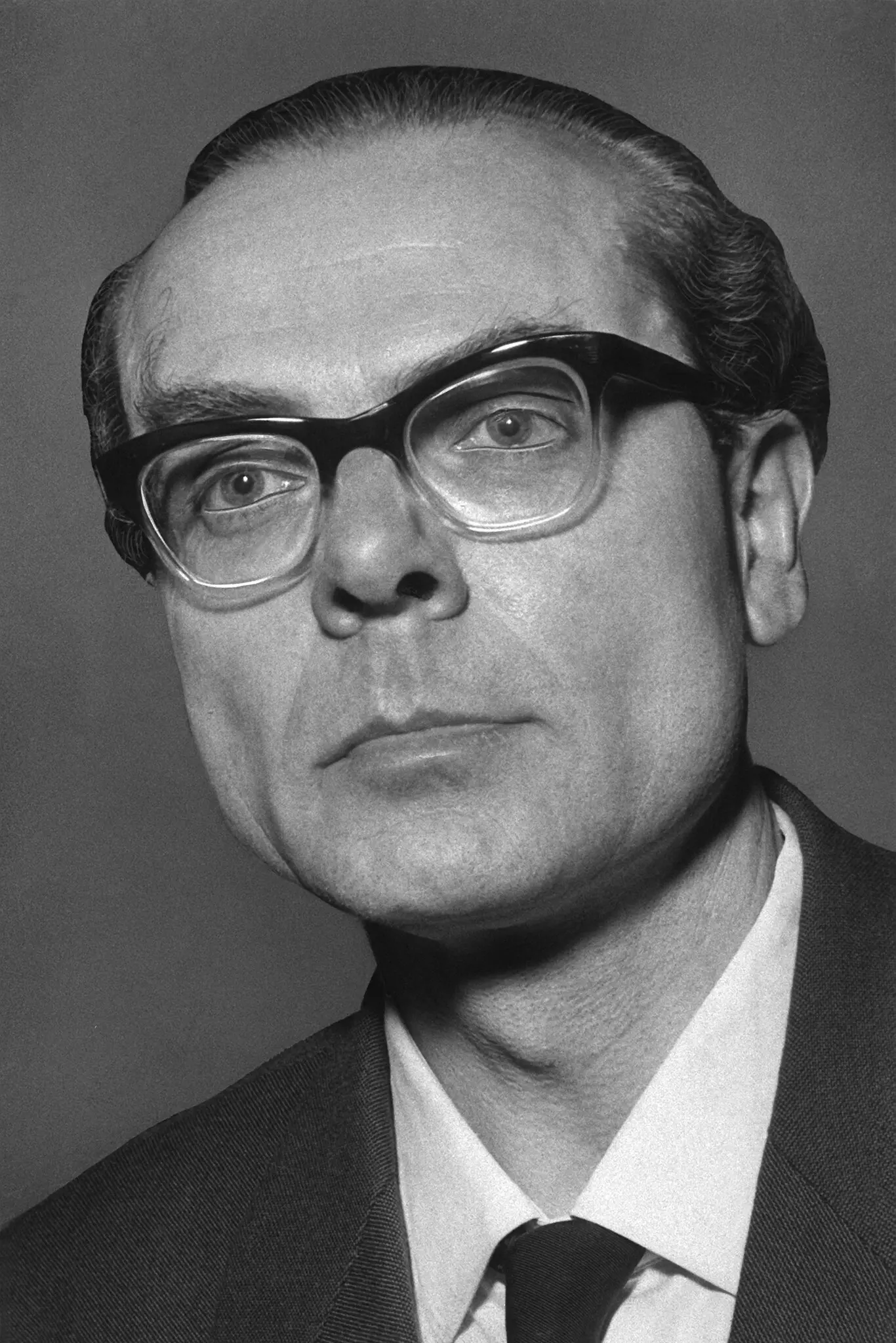 Arno Schmidt em 1964. Woods certa vez refletiu sobre a dificuldade de traduzir seus romances: “A densidade de sua prosa é sui generis, mesmo em alemão, que pode ser intimidantemente denso”.Crédito...Dpa/picture-alliance, via Associated Press