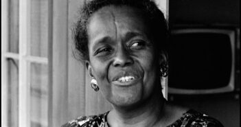ELLA BAKER, ORGANIZADORA DE GRUPOS DO MOVIMENTO PELOS DIREITOS CIVIS NO SUL. (Direitos autorais: Cortesia ©Danny Lyon / Magnum Photos/ All Rights Reserved/ Ella Baker Center for Human Rights/ REPRODUÇÃO/ TODOS OS DIREITOS RESERVADOS)