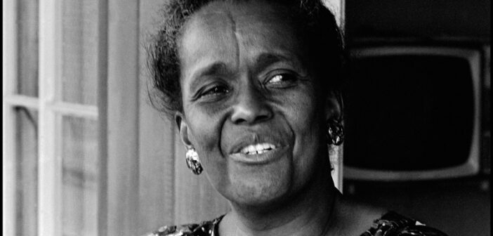 ELLA BAKER, ORGANIZADORA DE GRUPOS DO MOVIMENTO PELOS DIREITOS CIVIS NO SUL. (Direitos autorais: Cortesia ©Danny Lyon / Magnum Photos/ All Rights Reserved/ Ella Baker Center for Human Rights/ REPRODUÇÃO/ TODOS OS DIREITOS RESERVADOS)