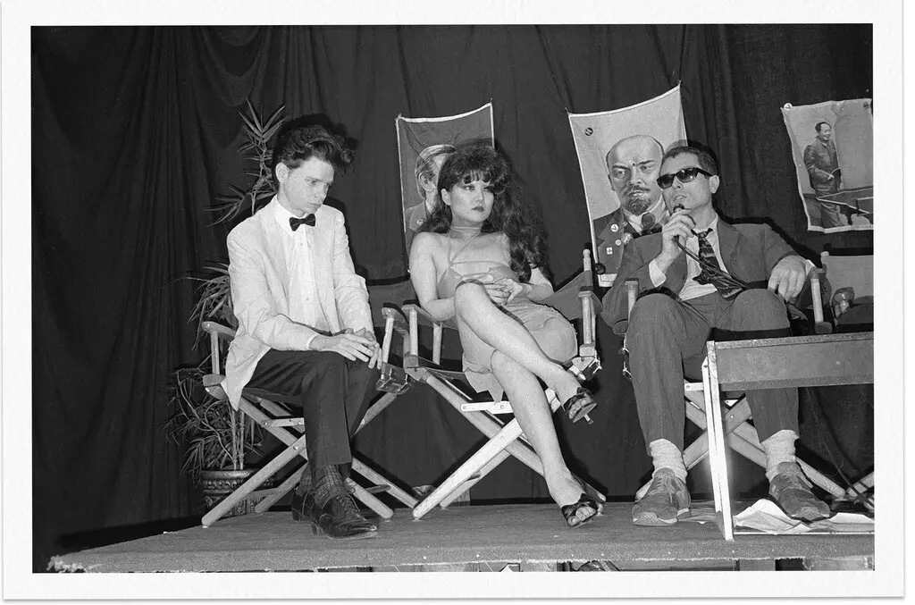 Chance e Phillips em 1980 como convidados do “TV Party”, um programa de acesso público que questionava o status quo. À direita está o apresentador do programa, Glenn O'Brien. (Crédito da fotografia: Cortesia © Copyright ©2024 All Rights Reserved/ Bobby Grossman/ REPRODUÇÃO/ TODOS OS DIREITOS RESERVADOS)