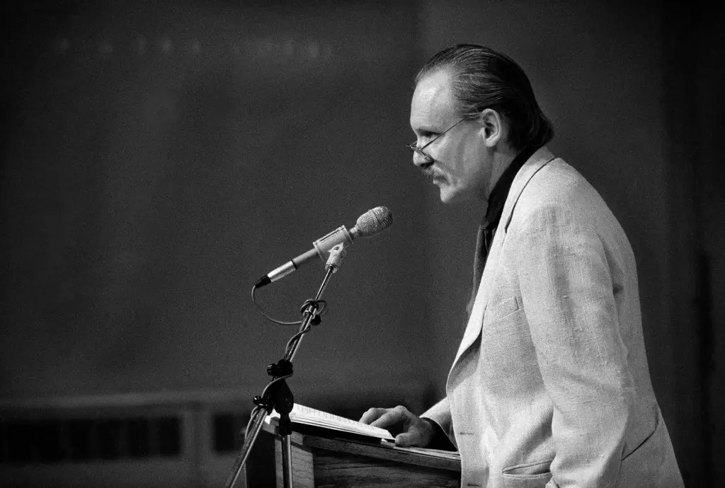 Sr. Schjeldahl em uma leitura de poesia em 1987.Crédito...Ruby Washington/The New York Times