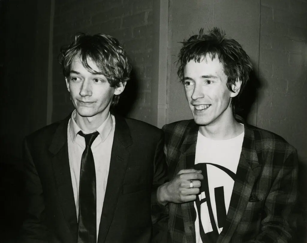 Levene, à esquerda, com John Lydon (também conhecido como Johnny Rotten) em 1980. Musicalmente, outro colega de banda disse: “Keith tinha sua própria linguagem intensa”.Crédito...Coleção Betty Galella / Ron Galella, via Getty Images