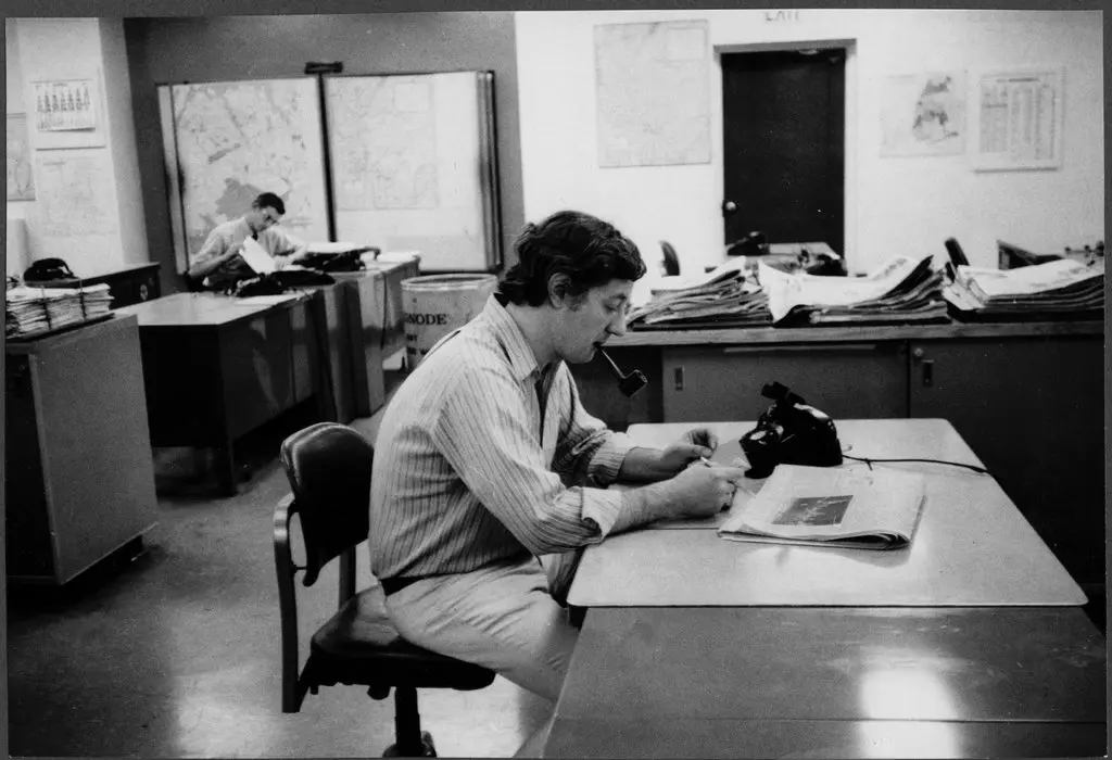 Reeves na redação do The New York Times no início dos anos 1970. Sua carreira se acelerou lá, cobrindo política, tumultos e o festival de Woodstock.Crédito...O jornal New York Times