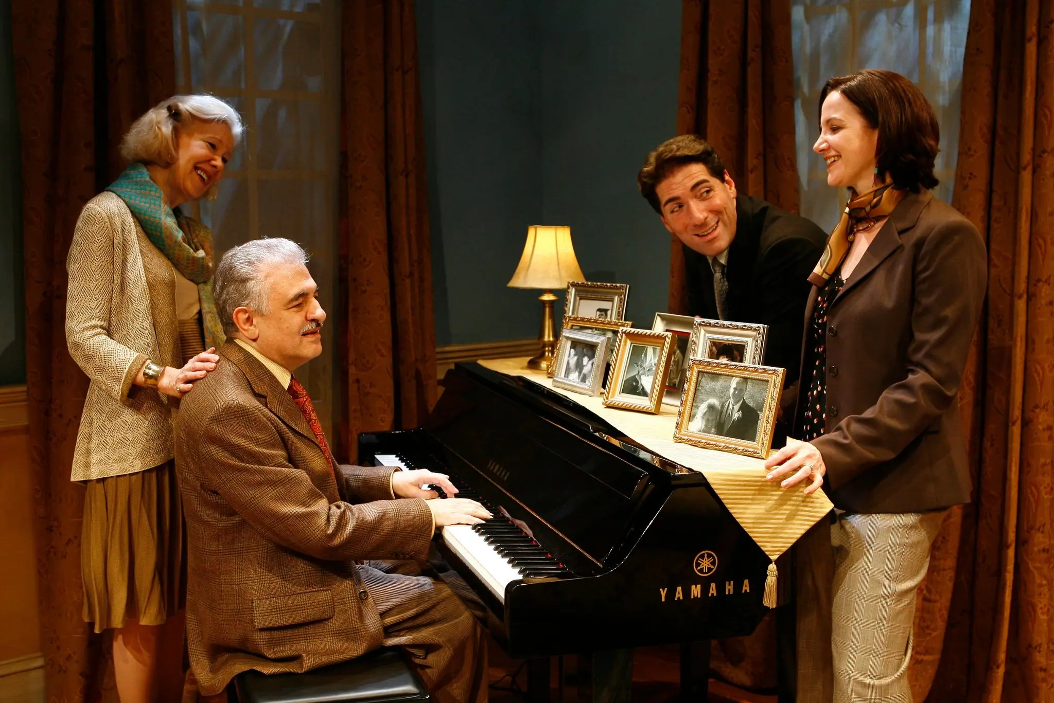 A partir da esquerda, Melanie Boland, George Ashiotis, Nick Viselli e Pamela Sabaugh em “The Cocktail Hour” no Kirk Theatre em 2008.Crédito...Carol Rosegg