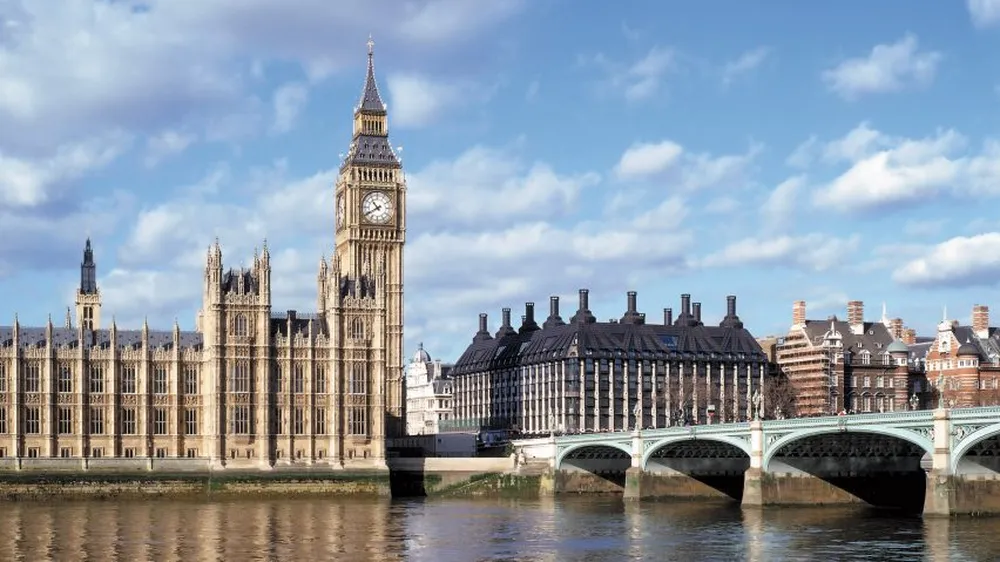 Um dos projetos mais notáveis de Michael Hopkins, a Portcullis House, localizada ao lado do Parlamento do Reino Unido, foi selecionada para o Prêmio Stirling em 2001 — Foto: Divulgação/Hopkins Architects