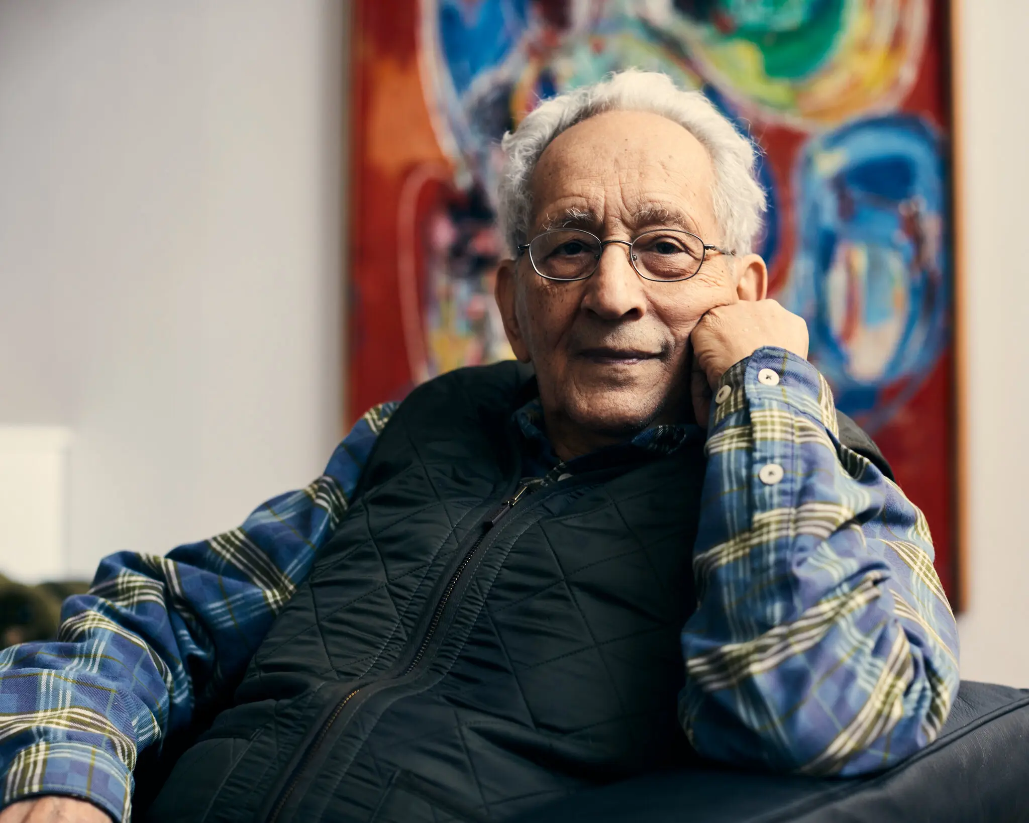 Frank Stella em 2019. Numa advertência aos críticos, ele insistiu que “o que você vê é o que você vê” – uma formulação que se tornou o lema não oficial do movimento minimalista. (Crédito da fotografia: Cortesia © Copyright All Rights Reserved/ Christopher Gregory para o The New York Times/ REPRODUÇÃO/ TODOS OS DIREITOS RESERVADOS)