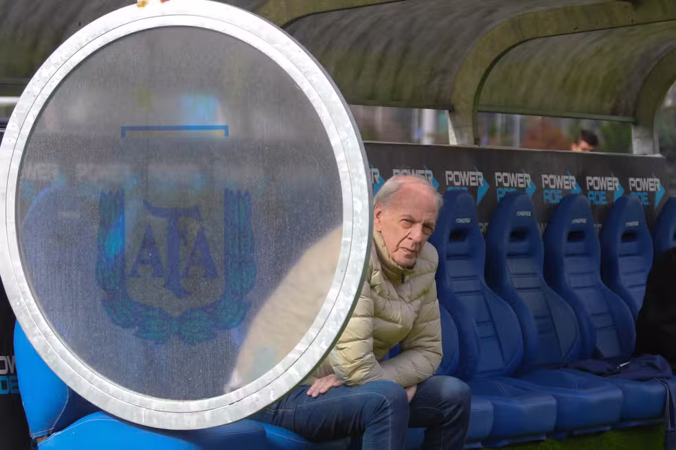 César Luis Menotti, ex-técnico da seleção da Argentina, em visita ao CT da AFA em 2019 — Foto: Getty Images