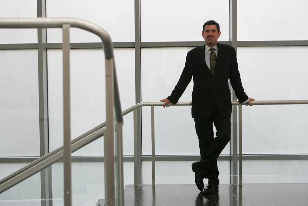 Terence Riley dentro do Museu de Arte Moderna de Manhattan em 2005. Ele foi o curador-chefe de arquitetura e design do museu por 15 anos. (Crédito da fotografia: Cortesia © Copyright All Rights Reserved/ ©Hiroko Masuike/The New York Times/ REPRODUÇÃO/ TODOS OS DIREITOS RESERVADOS)