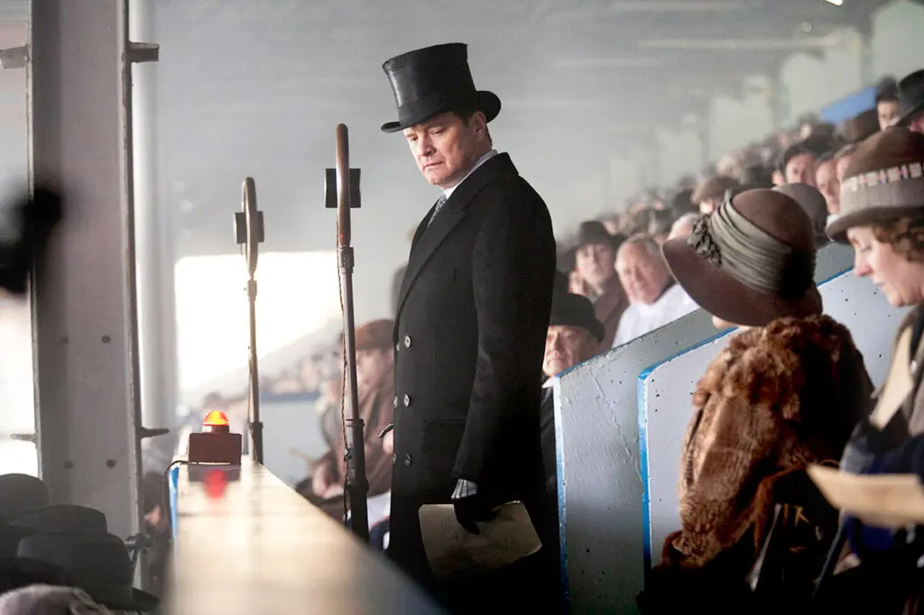 Colin Firth no filme “O Discurso do Rei”, de 2010. O roteiro de Seidler centrou-se na luta de George VI para superar sua gagueira enquanto se preparava para falar à sua nação sitiada durante a guerra.Crédito...Laurie Sparham/The Weinstein Company