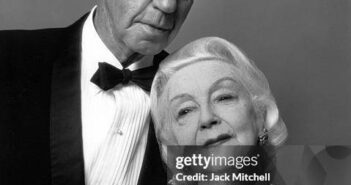 Ted Shawn e Ruth St. Denis, figuras imponentes da dança moderna americana, fotografados em seu 50º aniversário de casamento, 28 de abril de 1964. (Foto de Jack Mitchell/Getty Images)