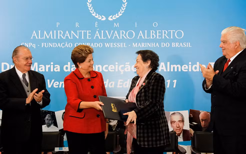 A presidente Dilma Rousseff entregou nesta quinta-feira (17) o Prêmio Almirante Álvaro Alberto para Ciência e Tecnologia de 2011 para a professora de economia, escritora e consultora portuguesa Maria da Conceição de Almeida Tavares, que é naturalizada bra — Foto: Roberto Stuckert Filho / Presidência