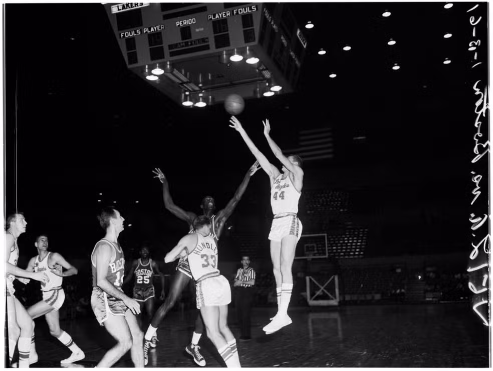 Jerry West pelos Lakers em 1961 — Foto: Los Angeles Examiner/USC Libraries/Corbis via Getty Images