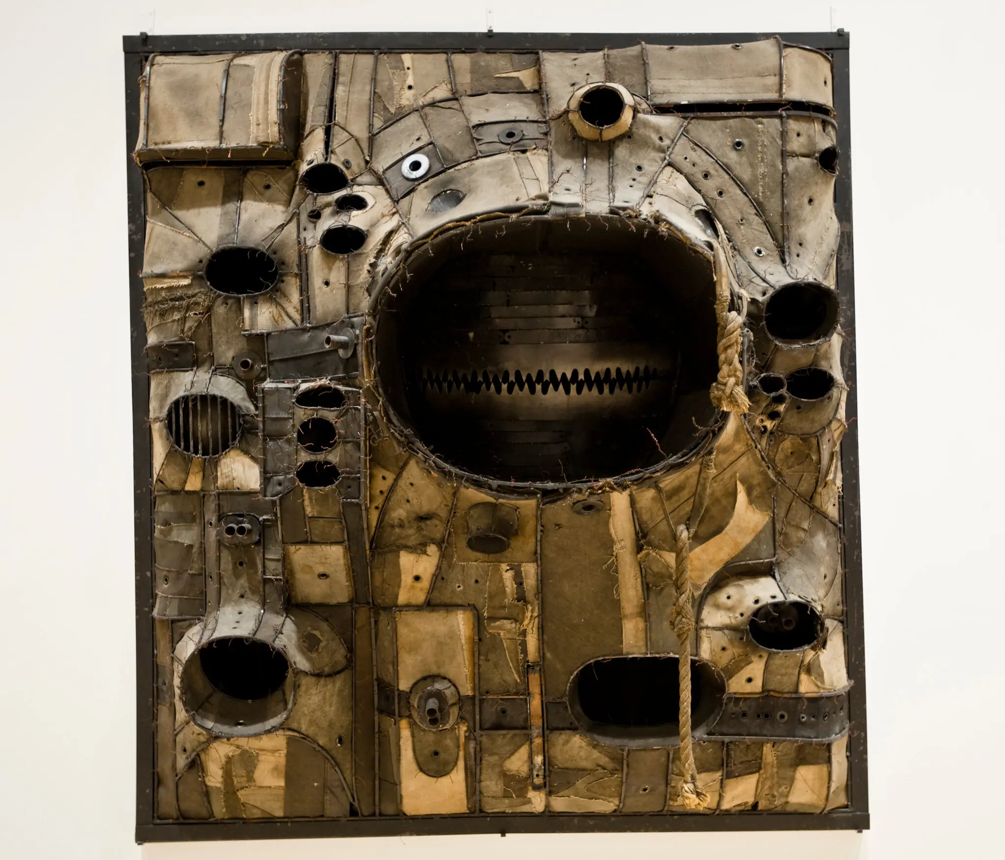 Uma obra sem título de 1961 feita de aço soldado, lona, ​​arame e corda.Crédito...Chad Batka para o New York Times