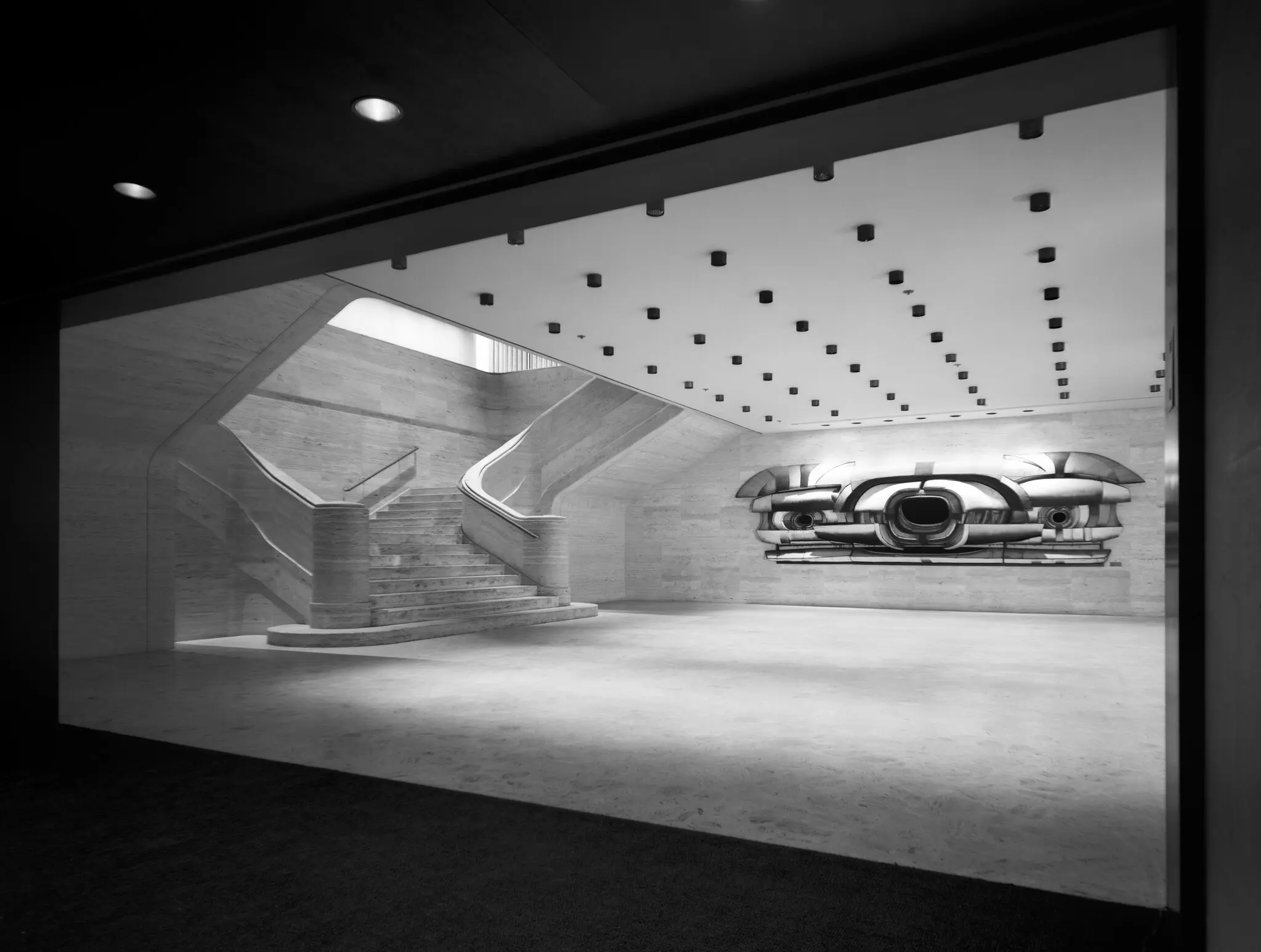 Encomendada para criar um relevo de parede de 6,5 metros de comprimento para o Lincoln Center, a Sra. Bontecou incorporou seus materiais exclusivos de lona e aço soldado, bem como parte de um bombardeiro da Segunda Guerra Mundial.Crédito...Ezra Stoller/Esto