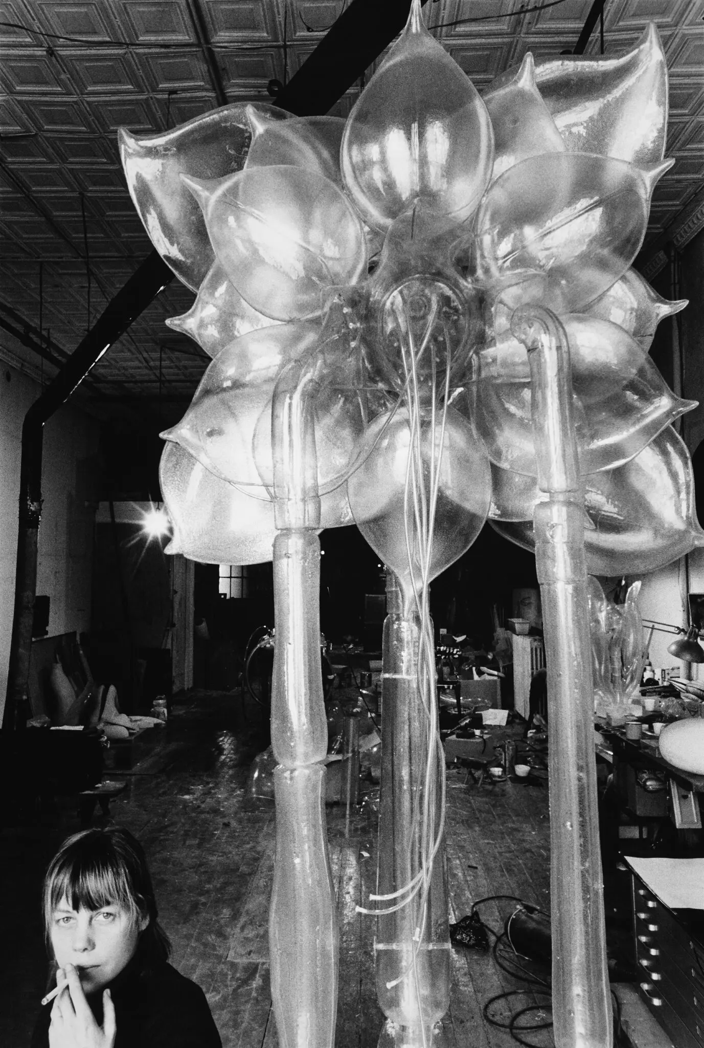 Sra. Bontecou ao lado de uma de suas obras, uma escultura de plástico translúcido fosco, em 1969.Crédito...Duane Michals/Condé Nast, via Shutterstock