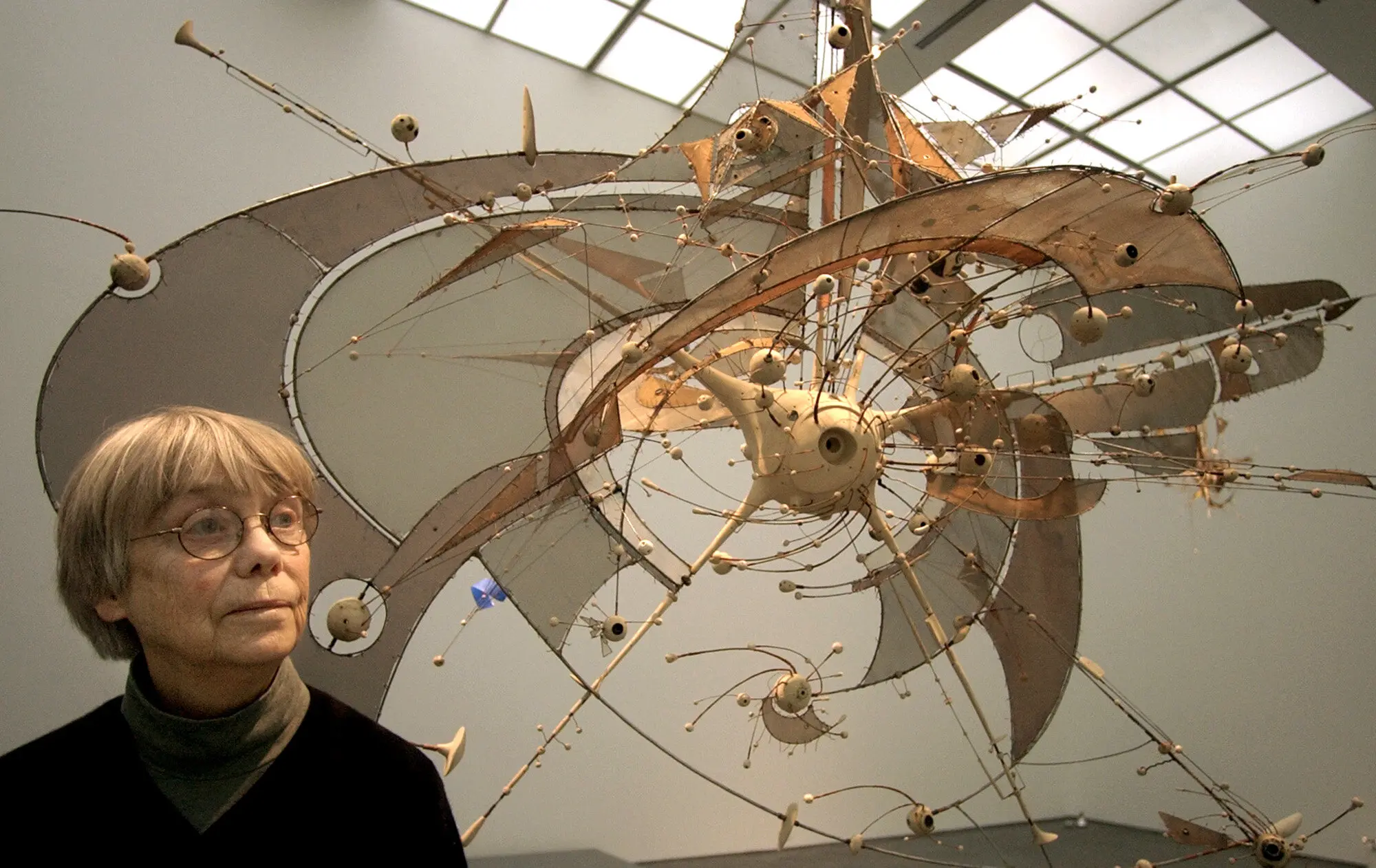 Sra. Bontecou e uma de suas peças no Museu de Arte Contemporânea de Chicago em 2004.Crédito...M. Spencer Green/Associated Press