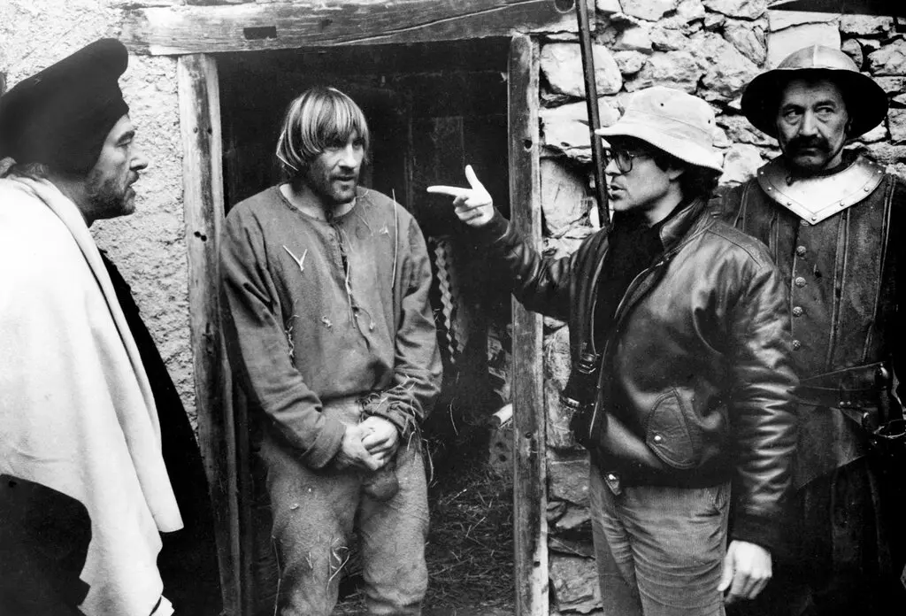 Uma cena do filme “O Retorno de Martin Guerre”, de 1982, estrelado por Gérard Depardieu (na porta). O diretor, Daniel Vigne, é o segundo da direita. O professor Davis foi o conselheiro histórico do filme. Crédito...Internacional Europeu, via Everett Collection