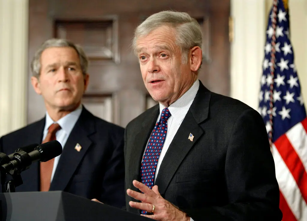 Como presidente da SEC no governo do presidente George W. Bush, Donaldson, um republicano moderado, muitas vezes apoiou os comissários democratas na votação de novas regulamentações.Crédito...Kevin Lamarque/Reuters