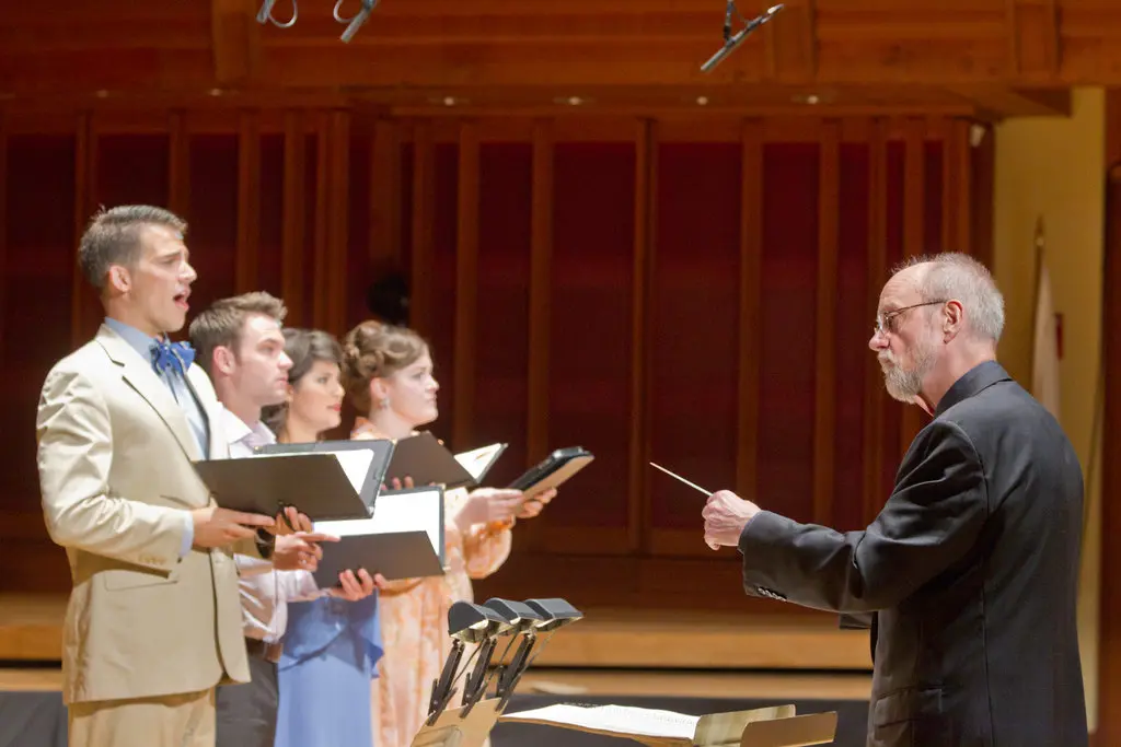 Wuorinen liderando “It Happens Like This”, uma cantata para quatro cantores e 12 músicos com letra de James Tate, no Festival de Música Contemporânea de Tanglewood.Crédito...Michael J. Lutch para o New York Times