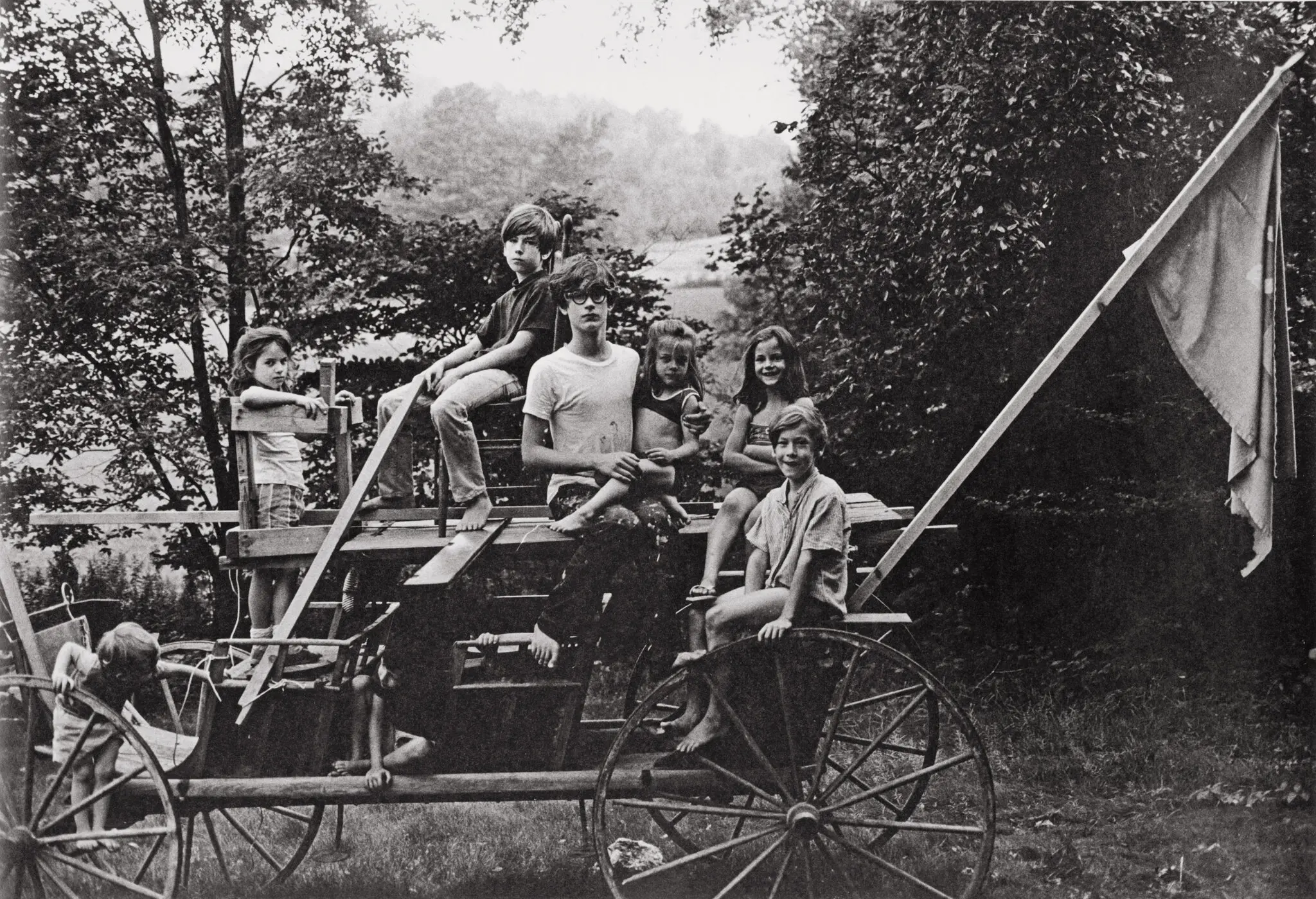 Carr com seus irmãos e meio-irmãs em 1968. A partir da esquerda: Jennifer Speicher, Caleb Carr, Simon Carr, Christine Speicher, Hilda Speicher e Ethan Carr. Seus amigos James (à esquerda) e Whit Fosburgh estão abaixo.Crédito...Lilo Raymond