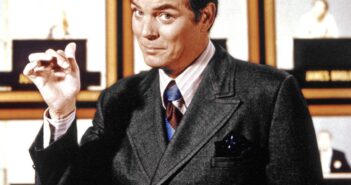 Peter Marshall no set de “The Hollywood Squares”. Ele foi o apresentador do programa por 15 anos.Crédito...NBC, via Coleção Everett