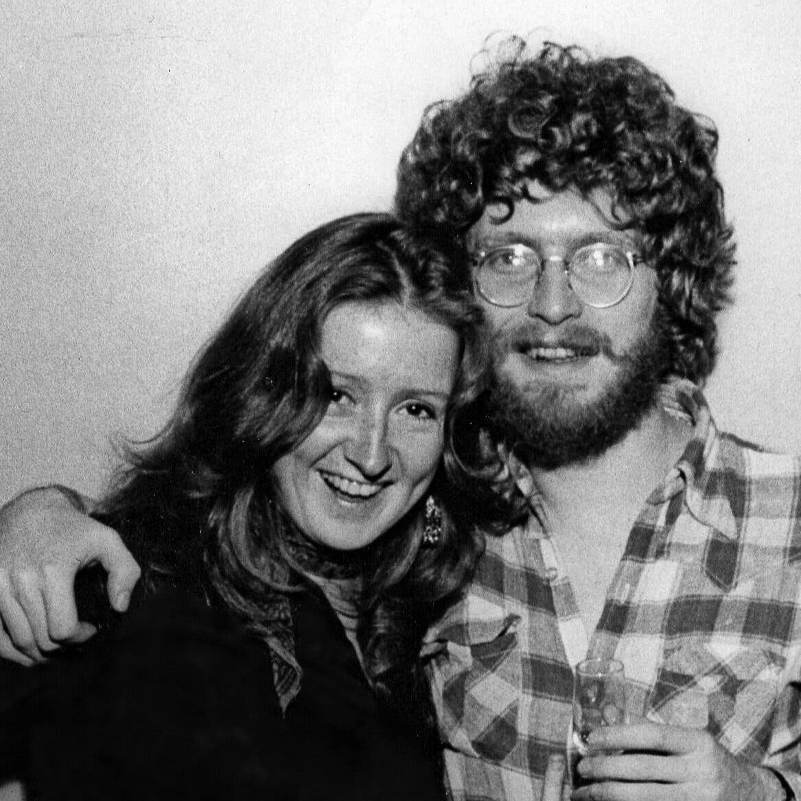 Sr. Cuscuna com Bonnie Raitt em 1972. Ele produziu o álbum dela “Give It Up”.Crédito...via família Cuscuna