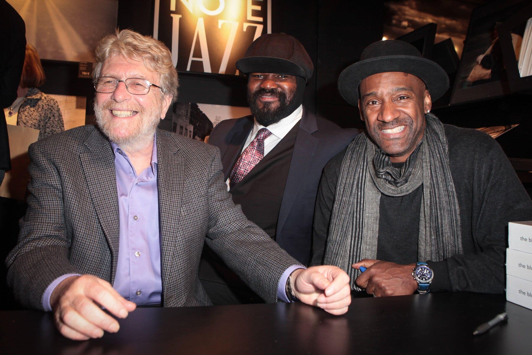 Mr. Cuscuna em 2014 com o vocalista Gregory Porter, ao centro, e o baixista Marcus Miller.Crédito...Audrey Poree/Abacapress, via Alamy