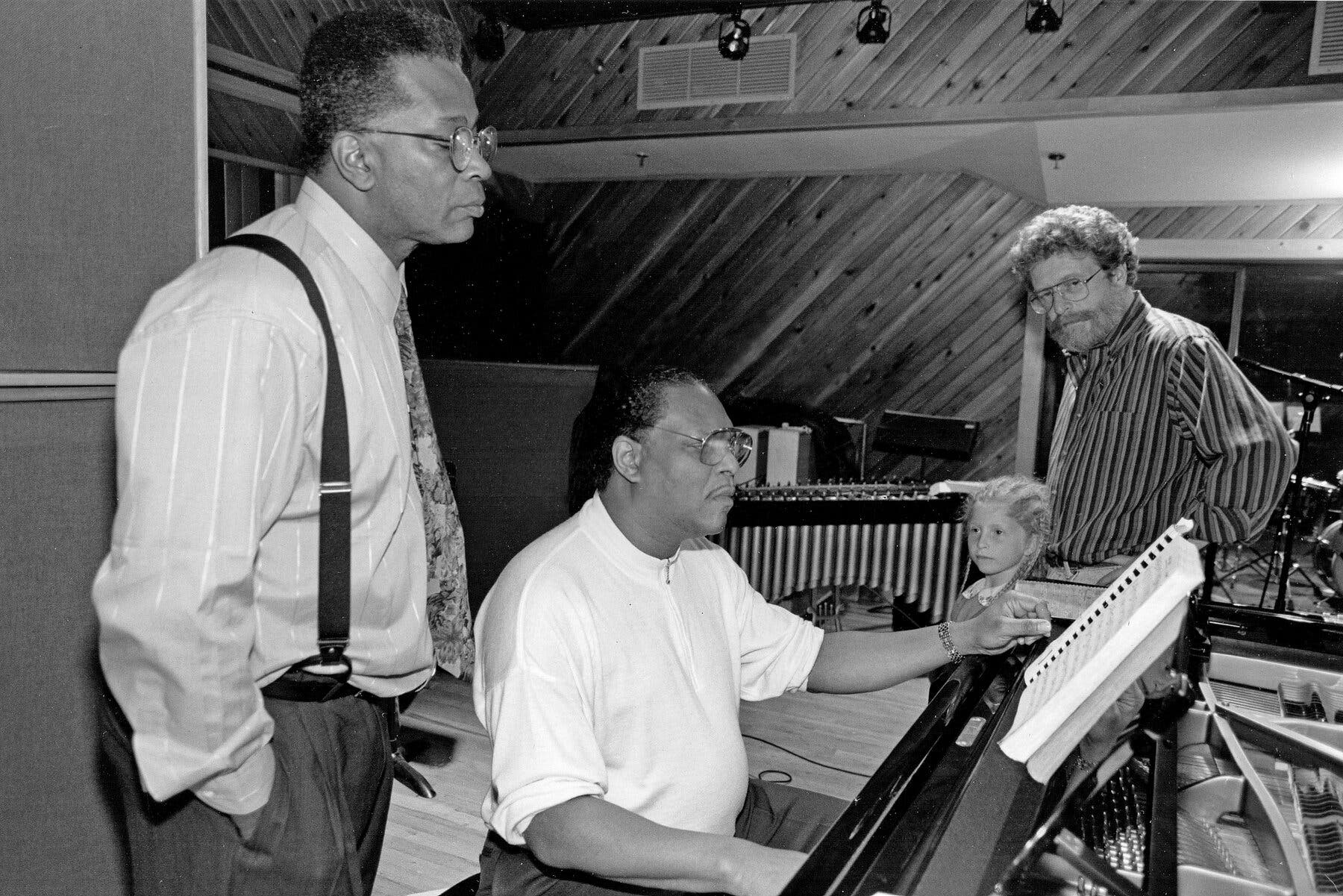 O Sr. Cuscuna e sua filha Lauren no estúdio com o vibrafonista Bobby Hutcherson, à esquerda, e o pianista McCoy Tyner em 1993.Crédito...via família Cuscuna