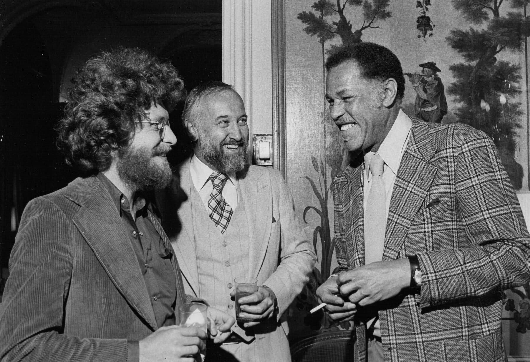 O Sr. Cuscuna na década de 1970 com Bruce Lundvall, no centro, que era o presidente da CBS Records na época, e o saxofonista Dexter Gordon. Quando o Sr. Lundvall assumiu o venerável selo de jazz Blue Note, o Sr. Cuscuna assumiu o comando de seu catálogo anterior.Crédito...via família Cuscuna