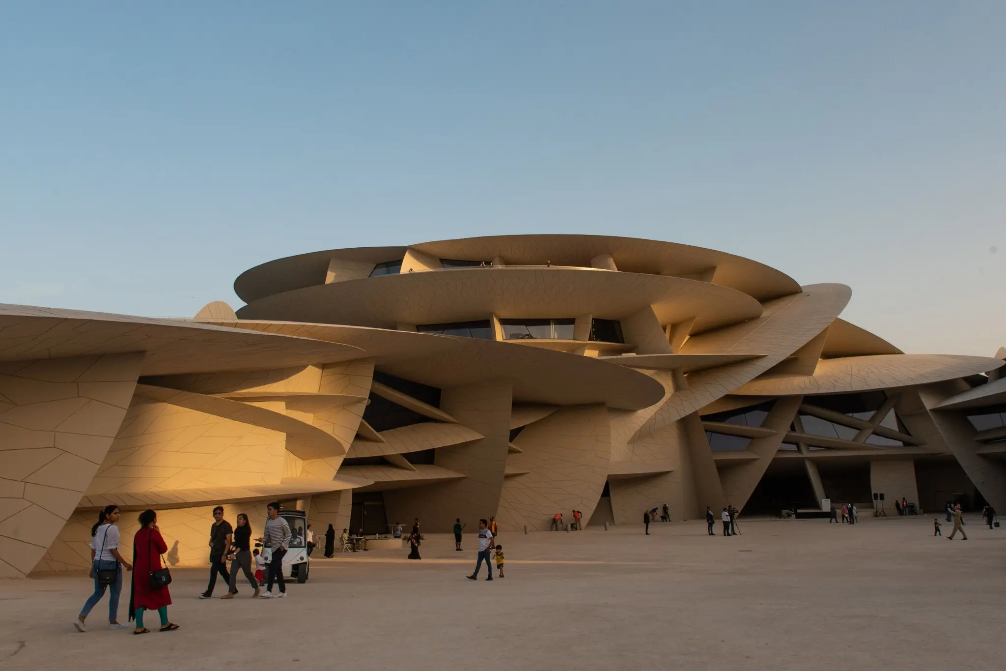 O Museu Nacional do Qatar, projetado por Jean Nouvel. O Sr. Mandle supervisionou sua construção.Crédito...Ammar Abd Rabbo/Agência France-Presse — Getty Images