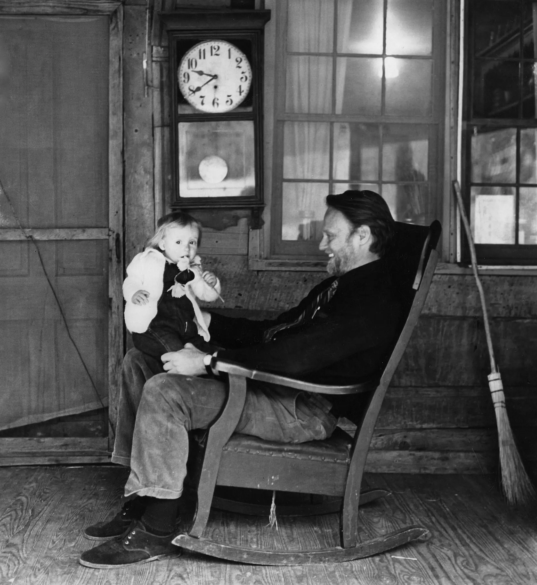 John Ehle com sua filha, Jennifer, na varanda de sua casa no Condado de Mitchell, Carolina do Norte, em 1971. Seus romances foram elogiados em parte pela dignidade que ele deu ao seu povo fictício das montanhas.Crédito...Escola de Artes da Universidade da Carolina do Norte