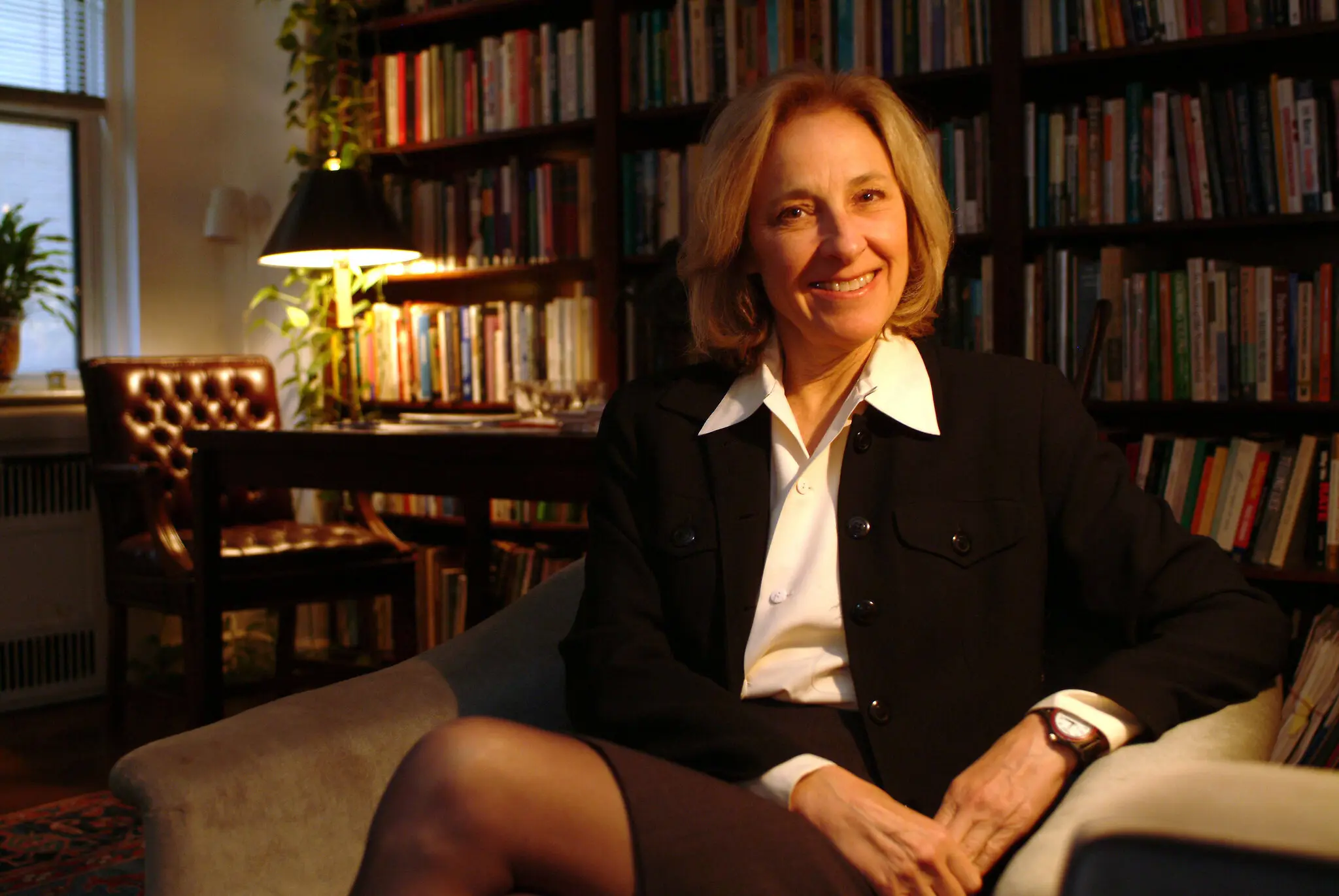 Helen Fisher em seu escritório em Manhattan em 2005. Sua pesquisa foi motivada pela crença de que havia uma base científica inexplorada para o intenso, e muitas vezes irracional, desejo de acasalamento humano. (Crédito da fotografia: Cortesia © Copyright All Rights Reserved/ © Michael Falco para o The New York Times/ REPRODUÇÃO/ TODOS OS DIREITOS RESERVADOS)