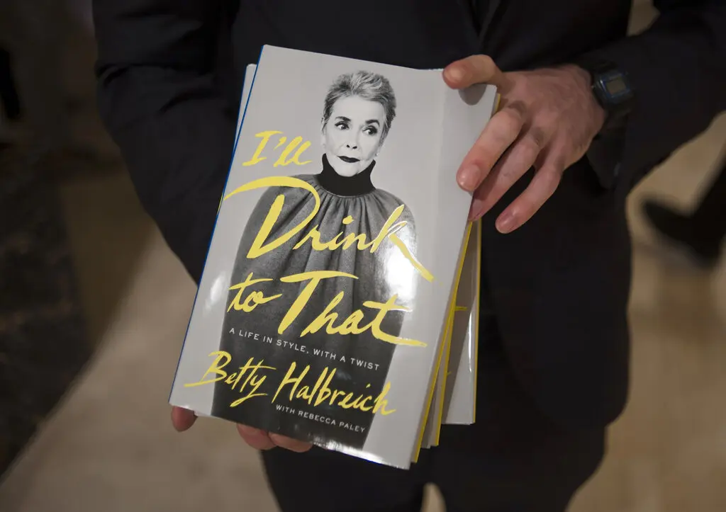 Em suas memórias, publicadas em 2014, a Sra. Halbreich relatou dramas nos camarins da Bergdorf Goodman, bem como em sua vida pessoal. (Crédito...Christian Hansen para o The New York Times)