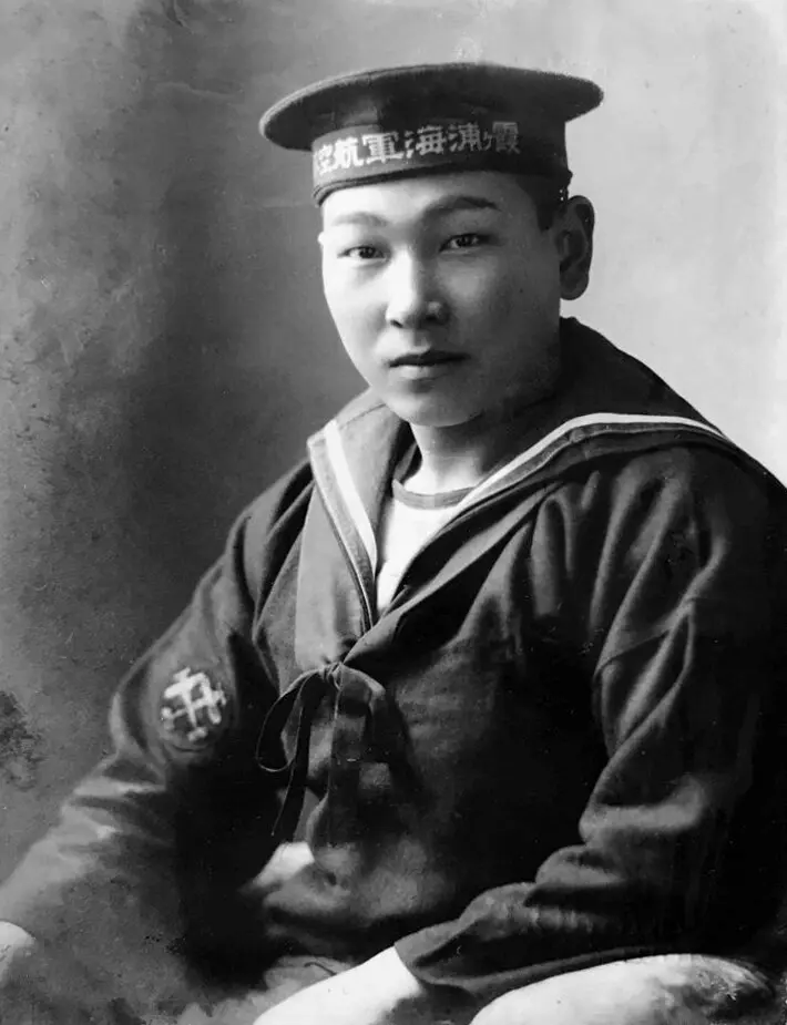 Masamitsu Yoshioka em 1941. Ele se juntou à Marinha Imperial Japonesa quando tinha 18 anos. (Crédito da fotografia: Cortesia da família Yoshioka, via Japan Forwatd)