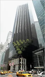 Der Scutt era mais conhecido por projetar caixas de vidro espelhado como a Trump Tower, acima. Crédito...Frances Roberts para o The New York Times