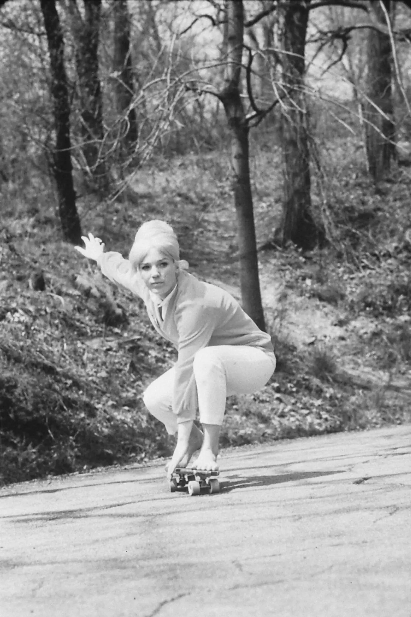 Patti McGee em uma foto sem data. Andar de skate é “como andar de prancha de surfe na calçada”, ela disse uma vez. “Ou esquiar em uma ladeira sem neve. É emoção. É chutes. É diversão.” (Crédito da fotografia: coleção Bill Eppridge/Coleção de imagens LIFE/Shutterstock)