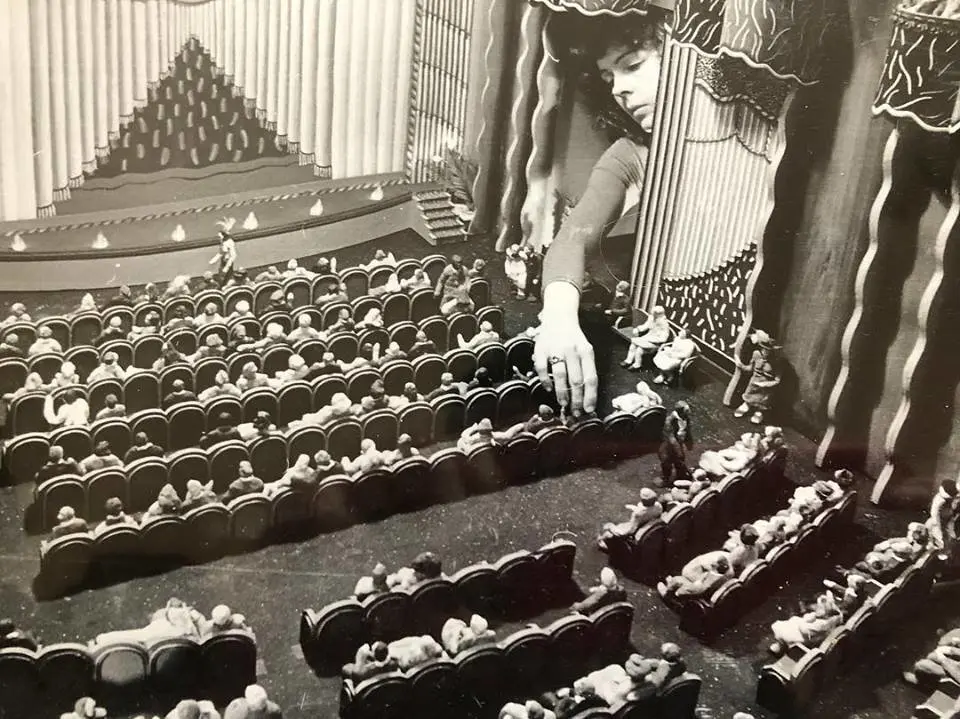 Suzan Pitt trabalhando no cenário de teatro em miniatura, com uma plateia de figuras de argila, mostrado em seu inovador filme de animação, “Asparagus” (1979). Seus curtas-metragens de animação criaram mundos de maravilhas. (Crédito da fotografia: Cortesia Ken Brown)