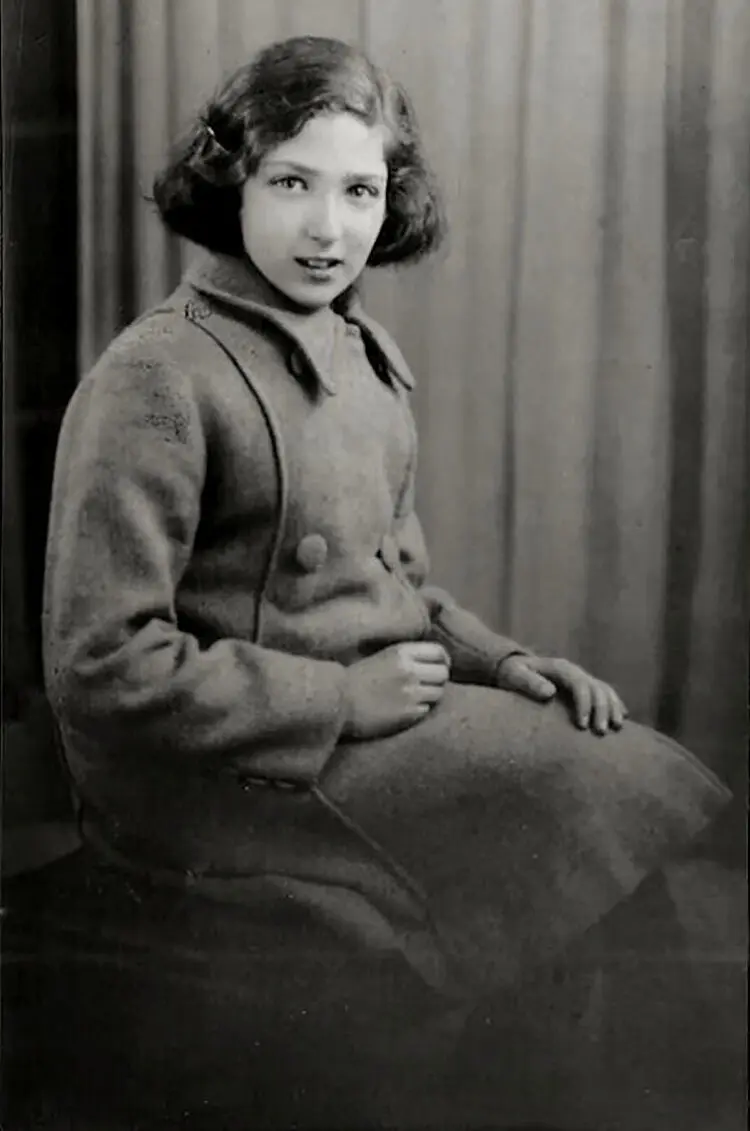 A escritora aos 11 anos. Um ano antes, ela foi uma das 500 crianças judias enviadas para a Inglaterra como parte do Kindertransport organizado pelos britânicos. (Crédito...via família Segal)