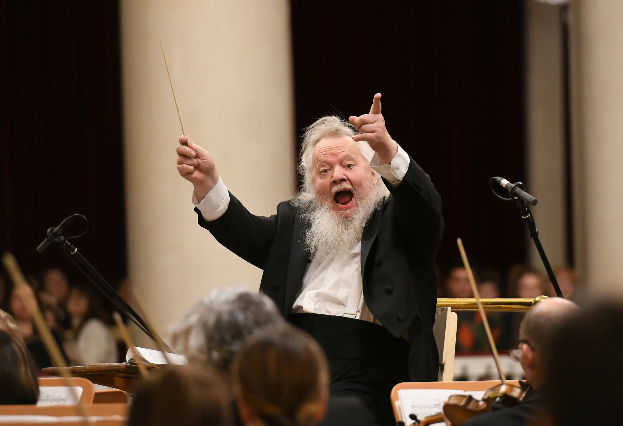 O maestro e compositor finlandês Leif Segerstam com a Filarmônica de São Petersburgo em São Petersburgo, Rússia, em 2020. Em um pequeno país com uma cultura musical única, ele ocupou um lugar singular. (Crédito da fotografia: Cortesia © Copyright All Rights Reserved/ Ana Flegontova ®/ REPRODUÇÃO/ TODOS OS DIREITOS RESERVADOS)