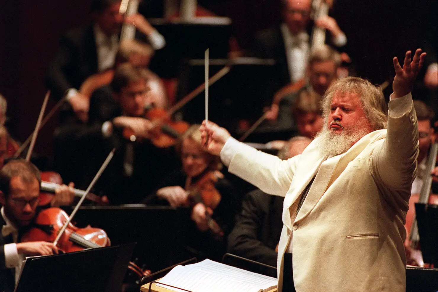 O Sr. Leif Segerstam conduziu a Orquestra Filarmônica de Helsinque e o Coro Polytech em “Kullervo” de Jean Sibelius no Avery Fisher Hall na cidade de Nova York em 2001. Ele foi o maestro principal da orquestra de 1995 a 2007.Crédito...Chris Lee para o The New York Times