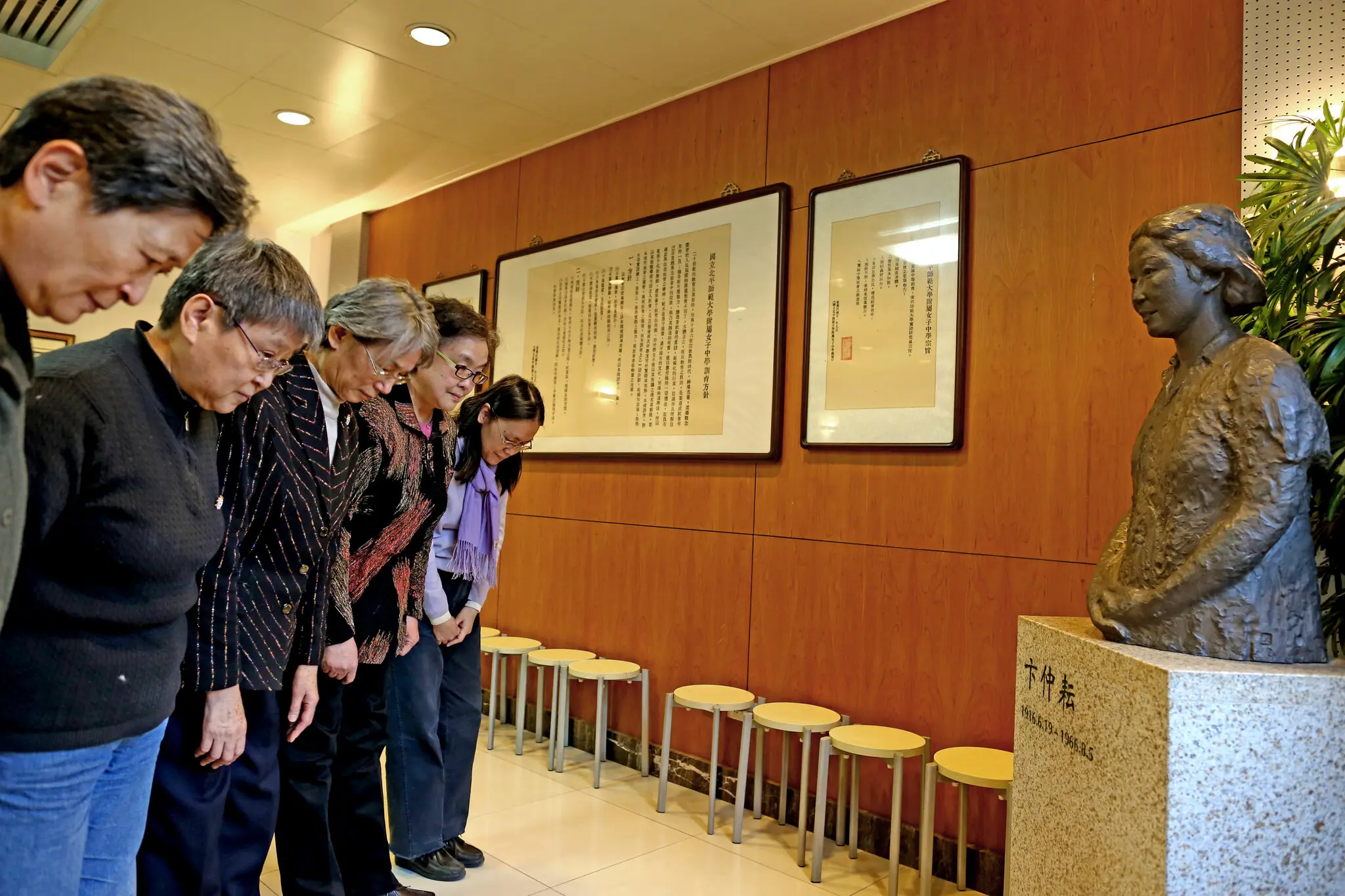 A Sra. Song, no centro, prestou homenagem a um busto de Bian Zhongyun, diretora de uma escola secundária feminina em Pequim, que foi morta por estudantes durante a Revolução Cultural. A Sra. Song reconheceu a responsabilidade pelo assassinato.Crédito...Han Meng