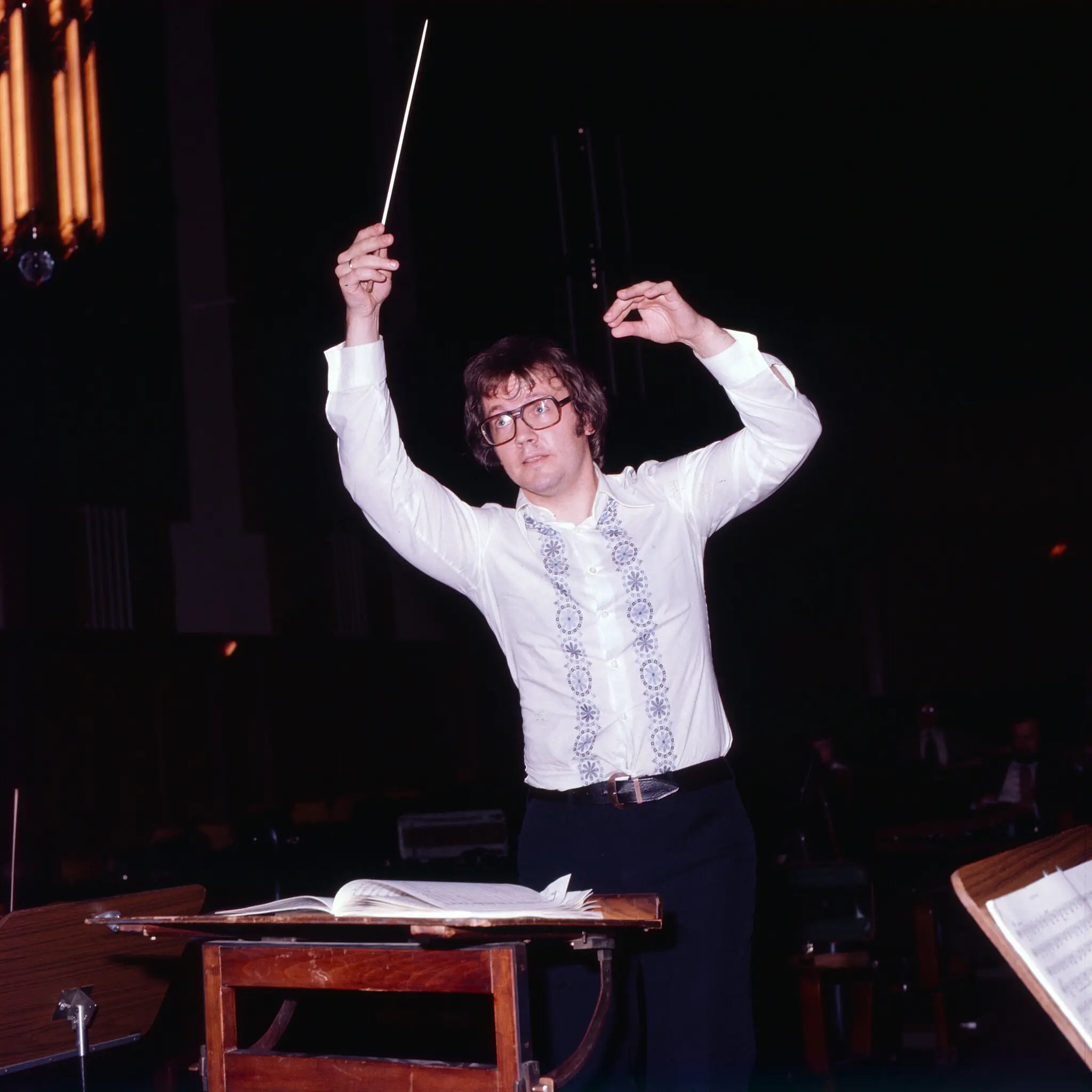 O Sr. Leif Segerstam na Alemanha em 1976. Ele foi um maestro convidado frequente em casas de ópera na Europa e nos EUACrédito...kpa/Arquivos Unidos, via Getty Images