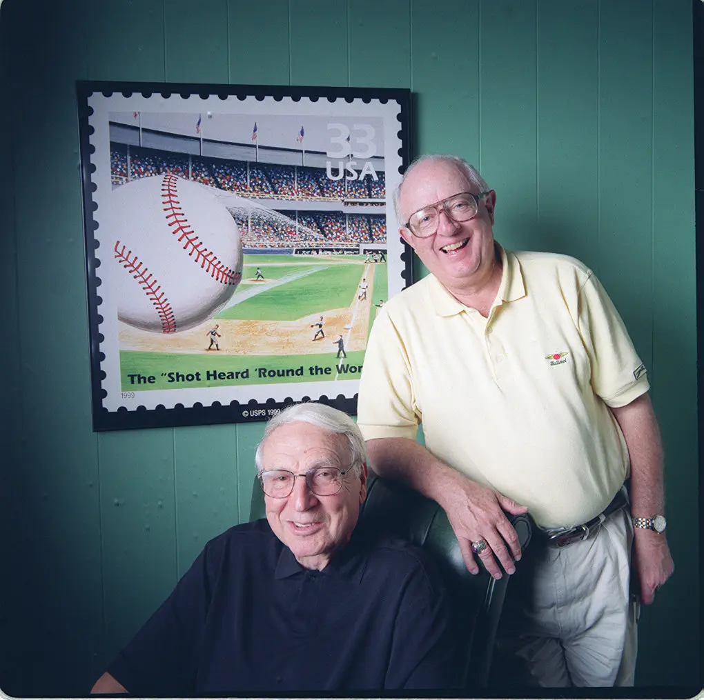 O Sr. Anderson, de pé, com Bobby Thomson em 2001, 50 anos depois de Thomson ter acertado o home run que deu a vitória ao New York Giants nos playoffs, que ficou conhecido como "o tiro ouvido no mundo todo". (O Sr. Thomson morreu em 2010.) (Crédito da fotografia: CortesiaFred R. Conrad/The New York Times)