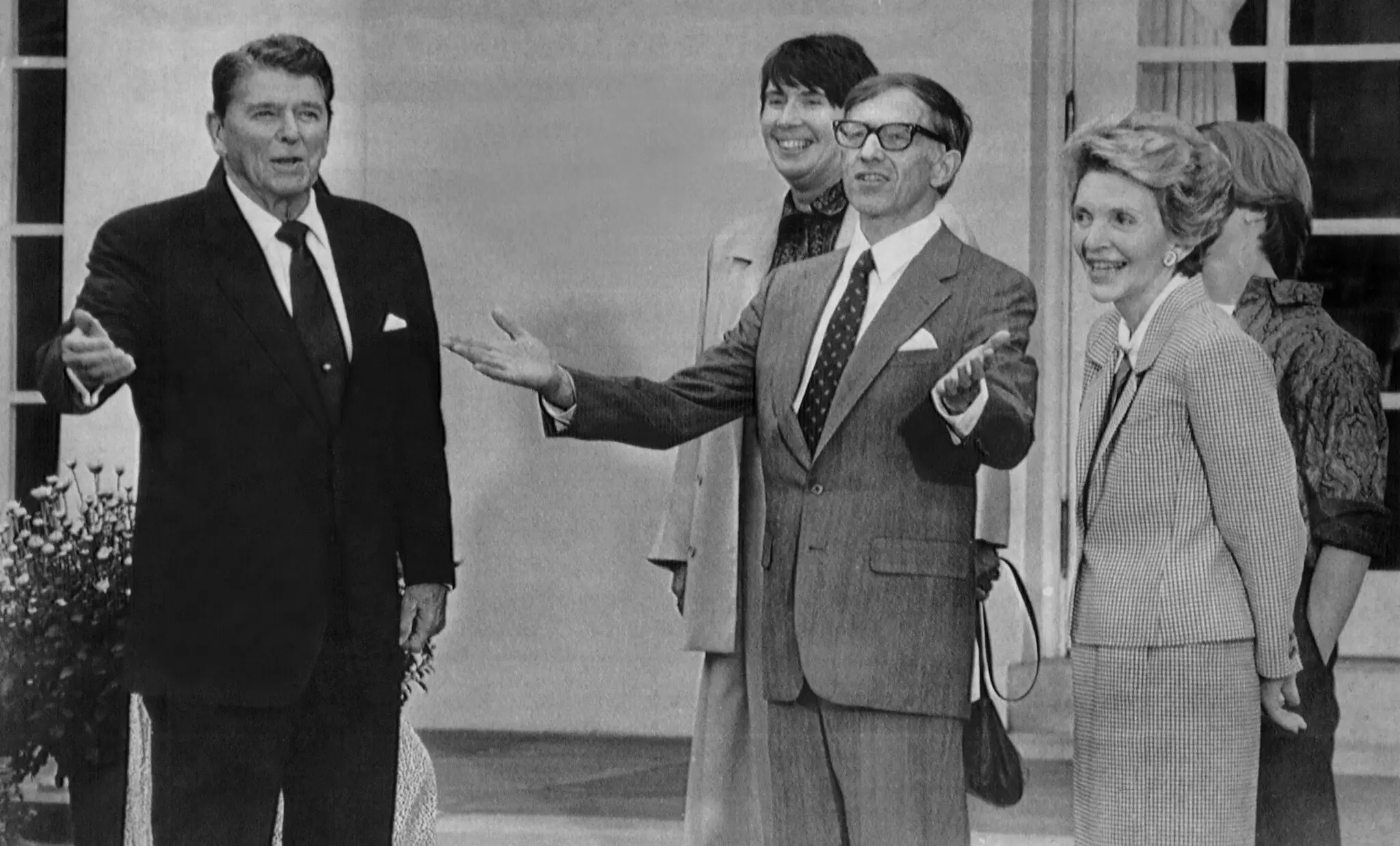 Nicholas Daniloff estava com o presidente Ronald Reagan e sua esposa, Nancy, em 2 de outubro de 1986, após ser libertado da detenção na Rússia. A esposa do Sr. Daniloff, Ruth (à esquerda), e seu filho, Caleb, estavam atrás deles. (Crédito da fotografia: Cortesia José R. Lopez/The New York Times)