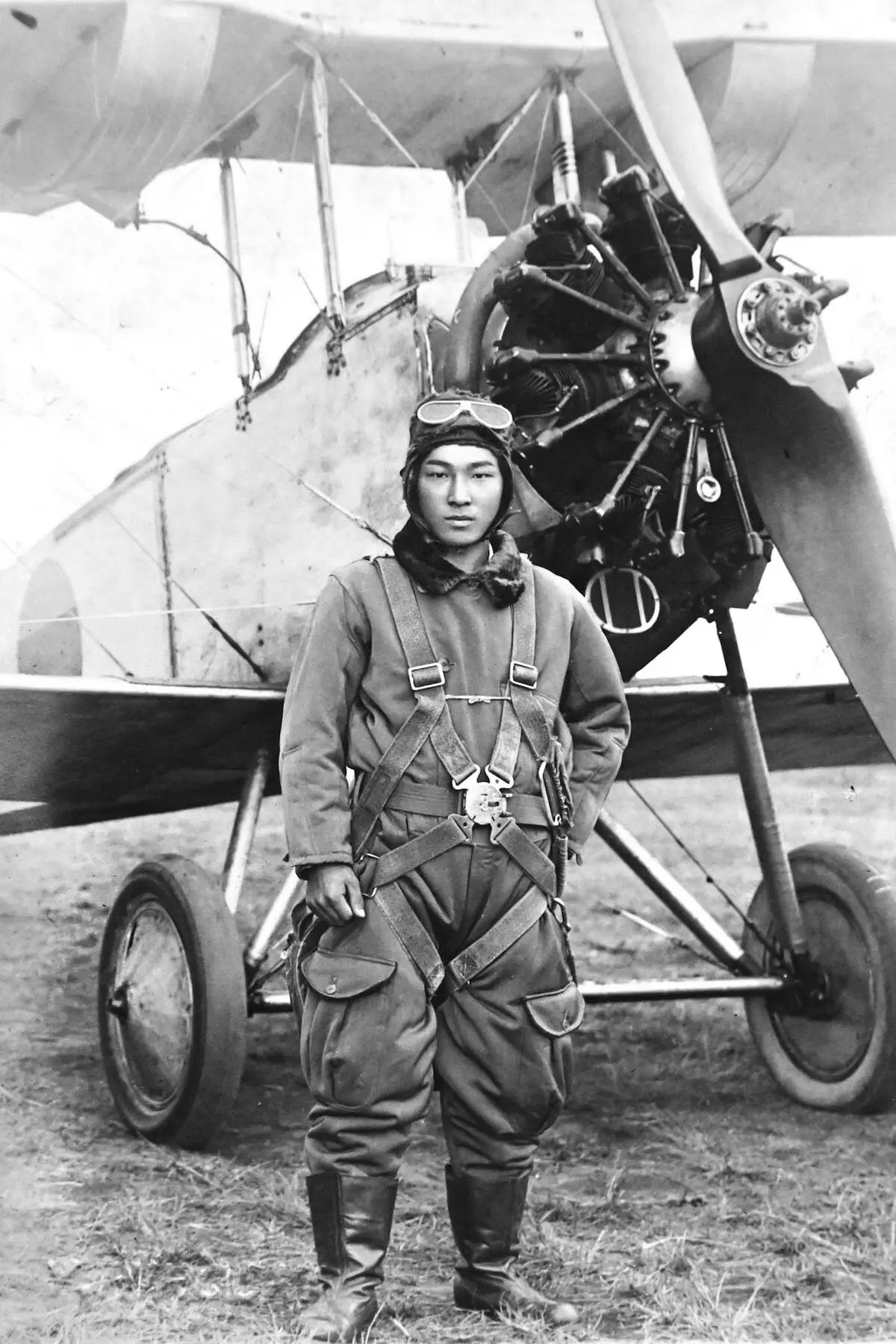 Masamitsu Yoshioka em 1941 com um bombardeiro japonês. Ele é o último sobrevivente conhecido dos cerca de 770 tripulantes que tripulavam a armada aerotransportada que atacou Pearl Harbor. (Crédito...Foto da família Yoshioka, via Japan Forward)