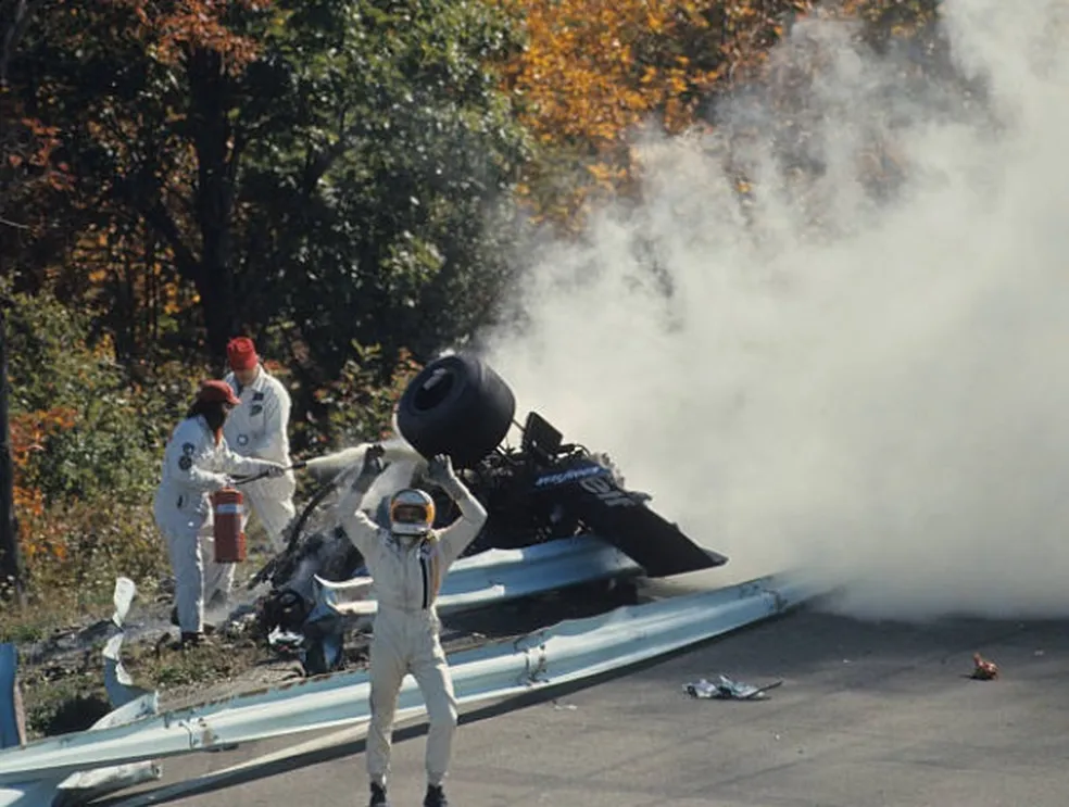 Desesperado, Jody Scheckter pede socorro a François Cevert, mas era inútil — Foto: Getty Images