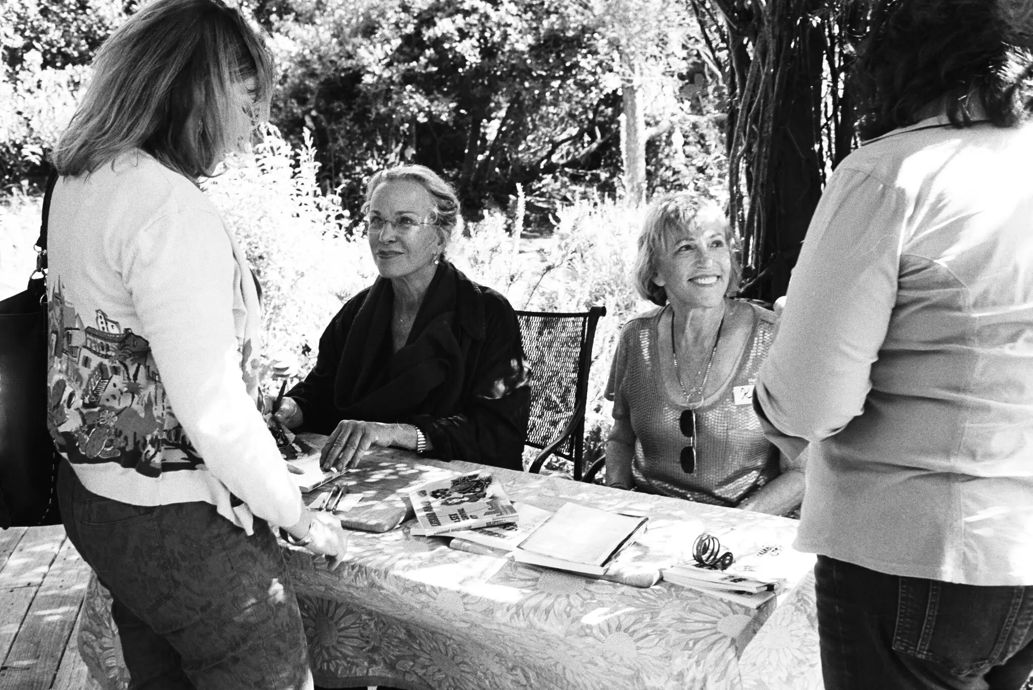 Renate Stendhal, sentada à esquerda, e a Sra. Chernin em 2014 em uma sessão de autógrafos em Point Reyes Station, Califórnia. Um casal desde 1985, elas se casaram em 2014.Crédito...David Briggs