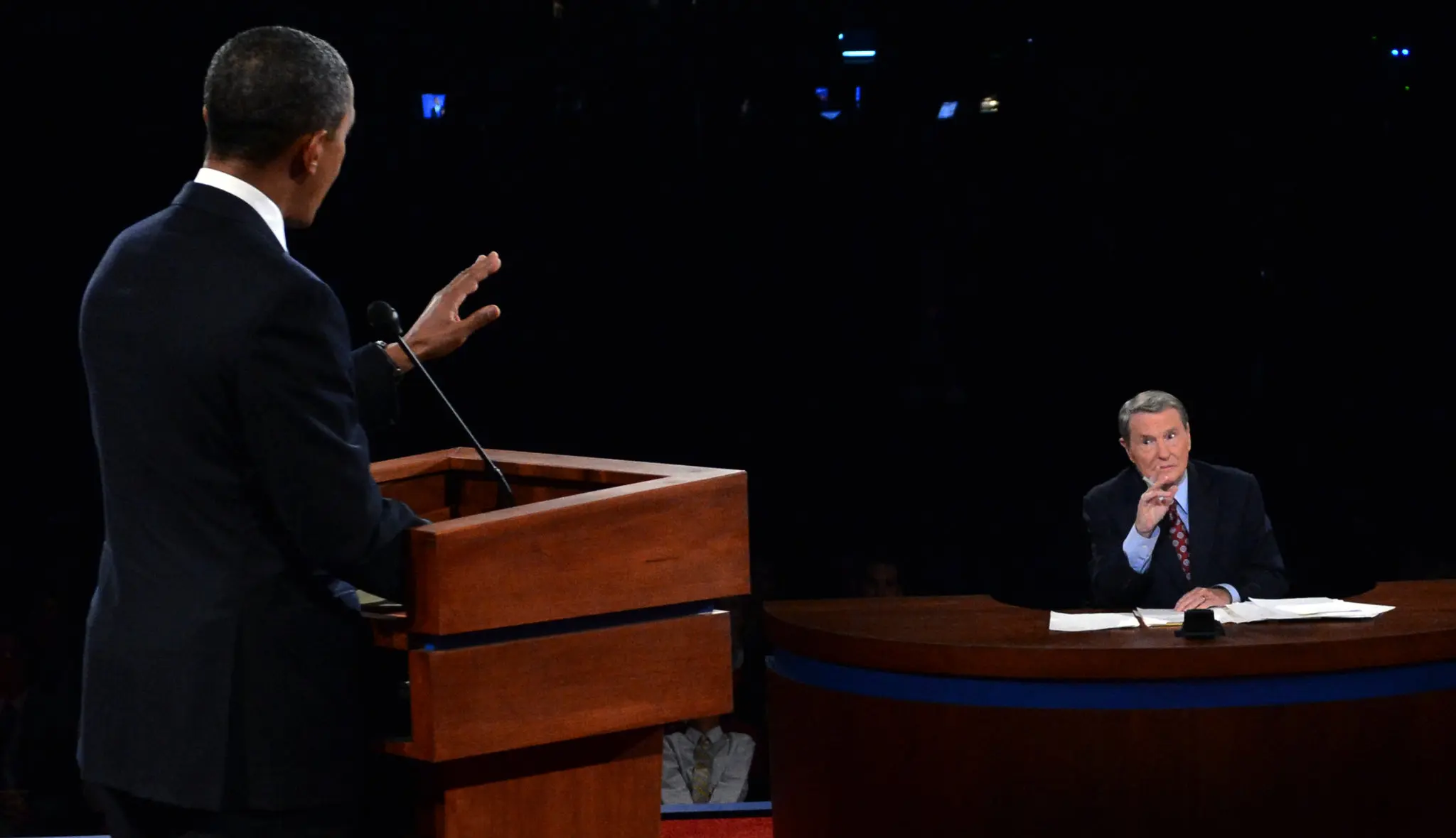 O presidente Barack Obama respondendo a uma pergunta do Sr. Lehrer em um debate presidencial na Universidade de Denver em outubro de 2012. O Sr. Lehrer moderou uma dúzia de debates presidenciais.Crédito...Foto da piscina por Michael Reynolds
