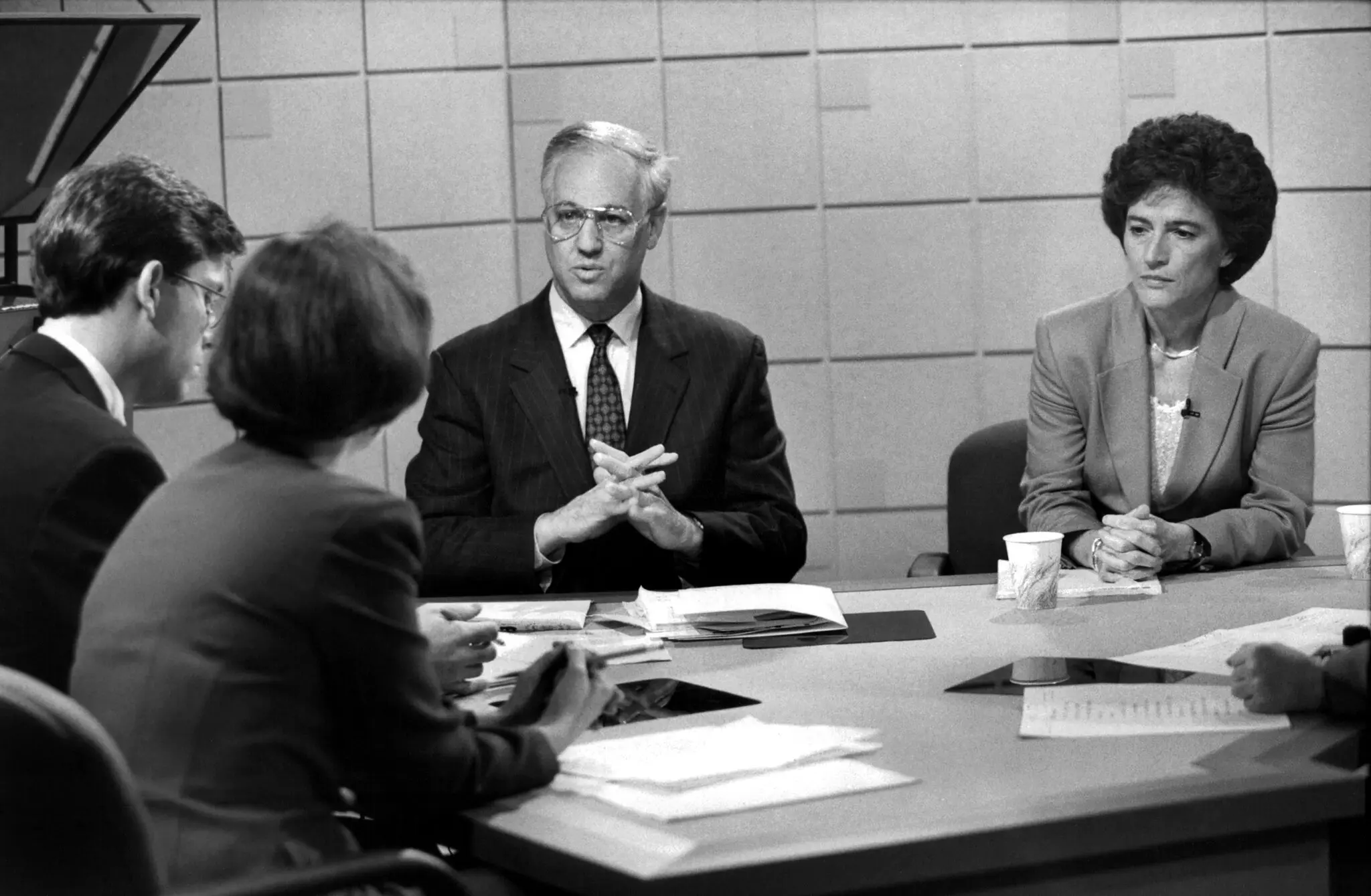 O Sr. Hevesi e Elizabeth Holtzman, controladora da cidade de Nova York na época, responderam a perguntas durante um debate televisionado em setembro de 1993, enquanto competiam pelo posto em uma primária democrata. O Sr. Hevesi venceu a votação, desbancando a Sra. Holtzman, e venceu o cargo na eleição geral.Crédito...Paul G. Burnett/The New York Times